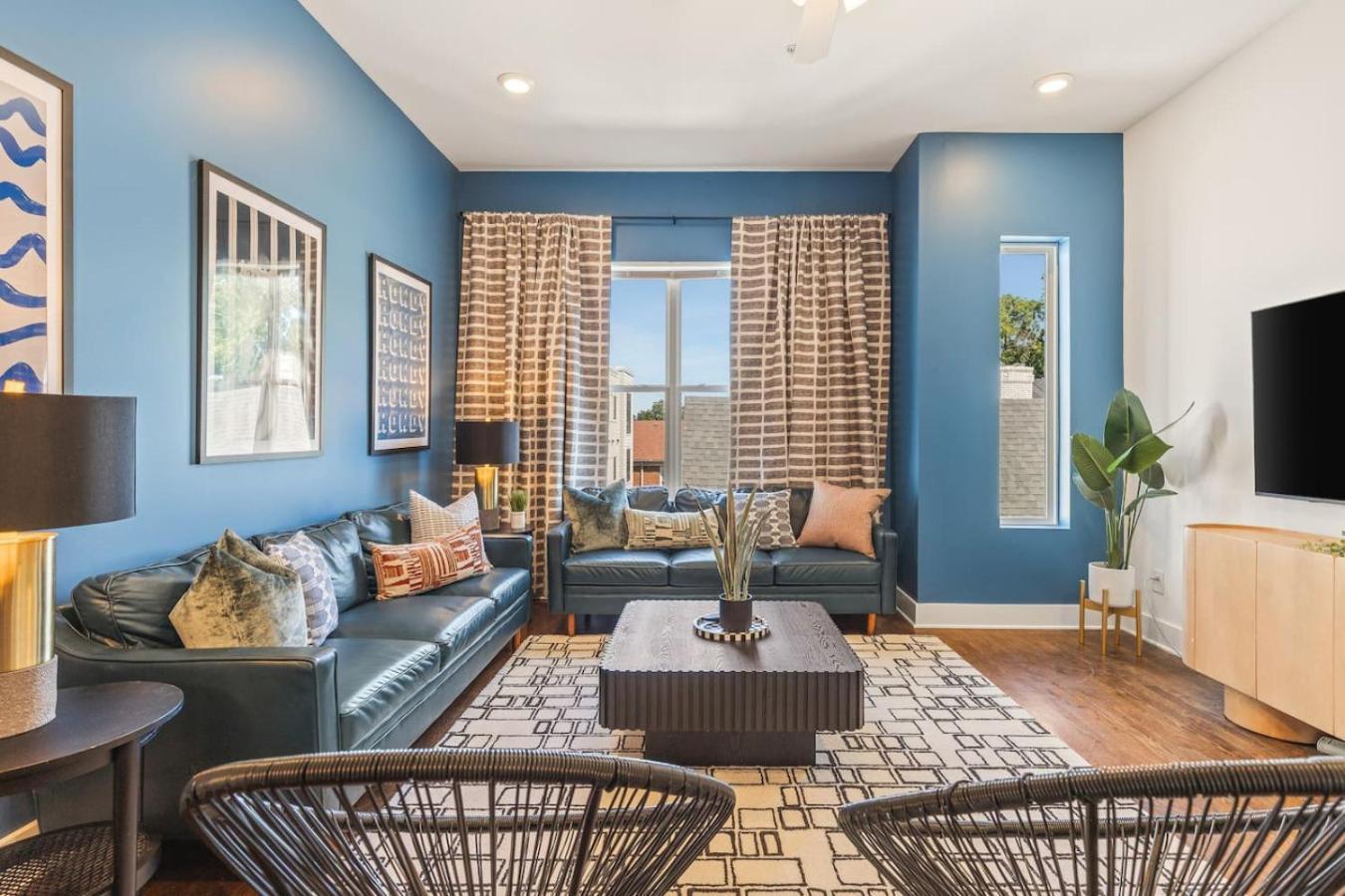 Walk To Vanderbilt And Belmont With Garage And Rooftop Deck Holiday home *