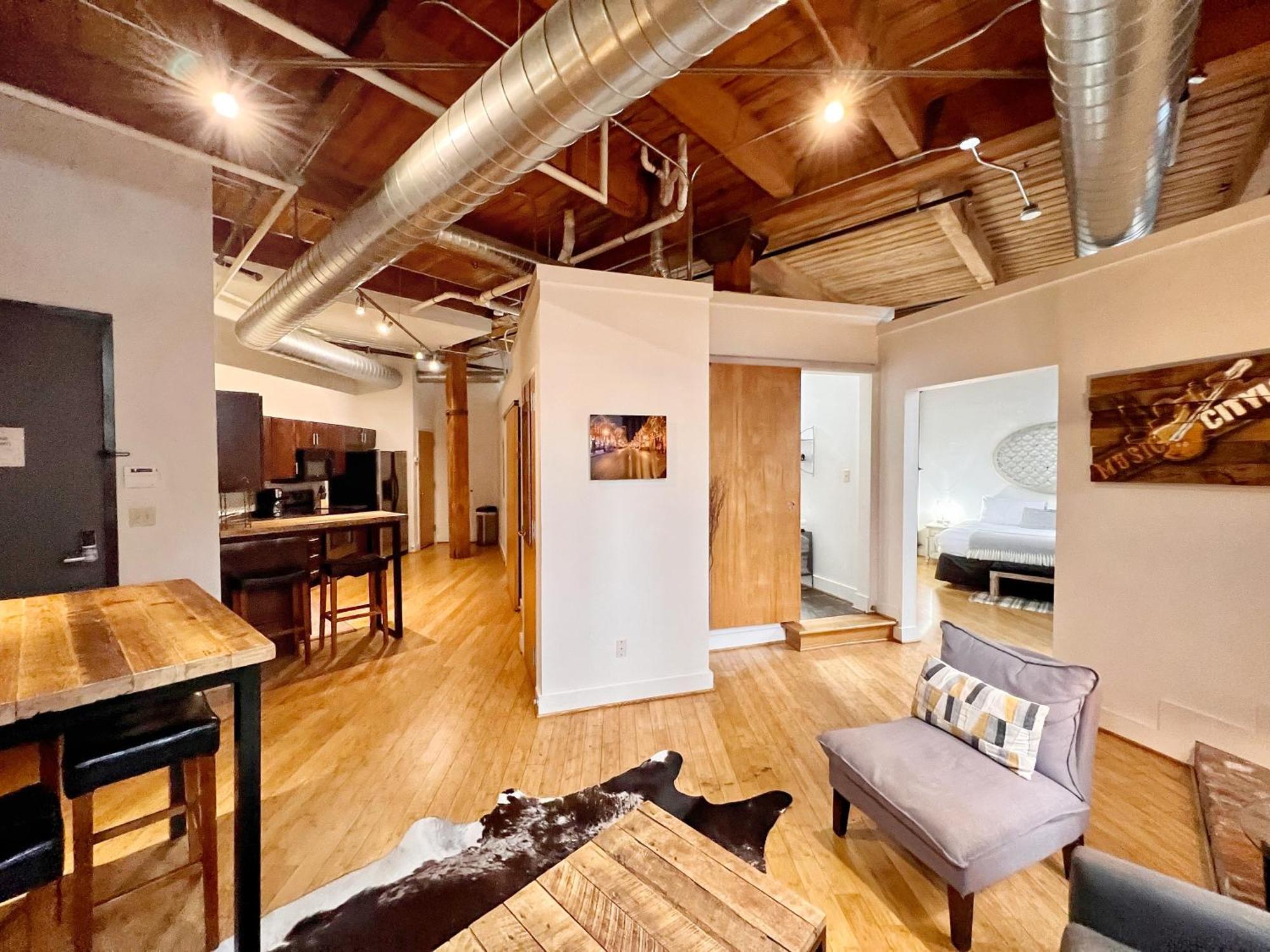 Apartment No Show Jones *