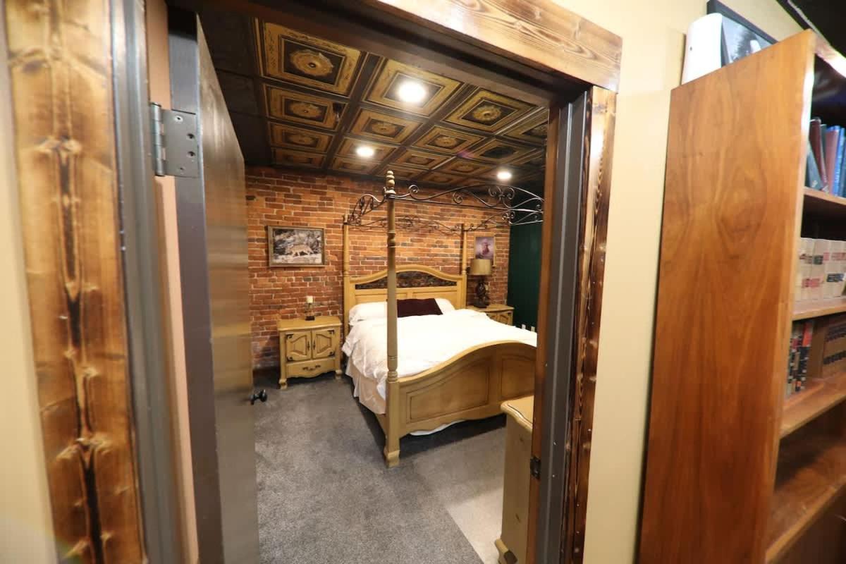 Rockstar Mansion By Broadway