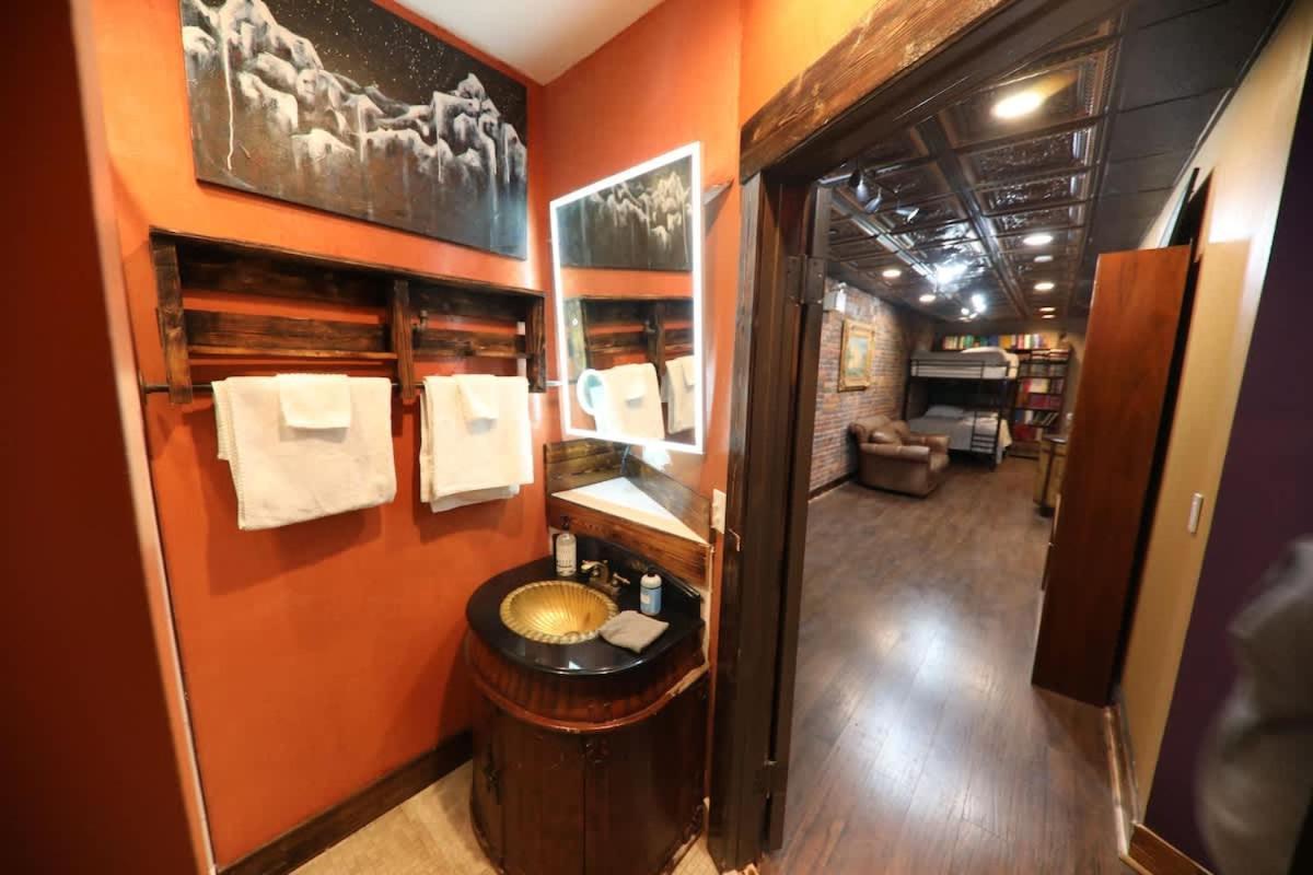 Rockstar Mansion By Broadway Holiday home *