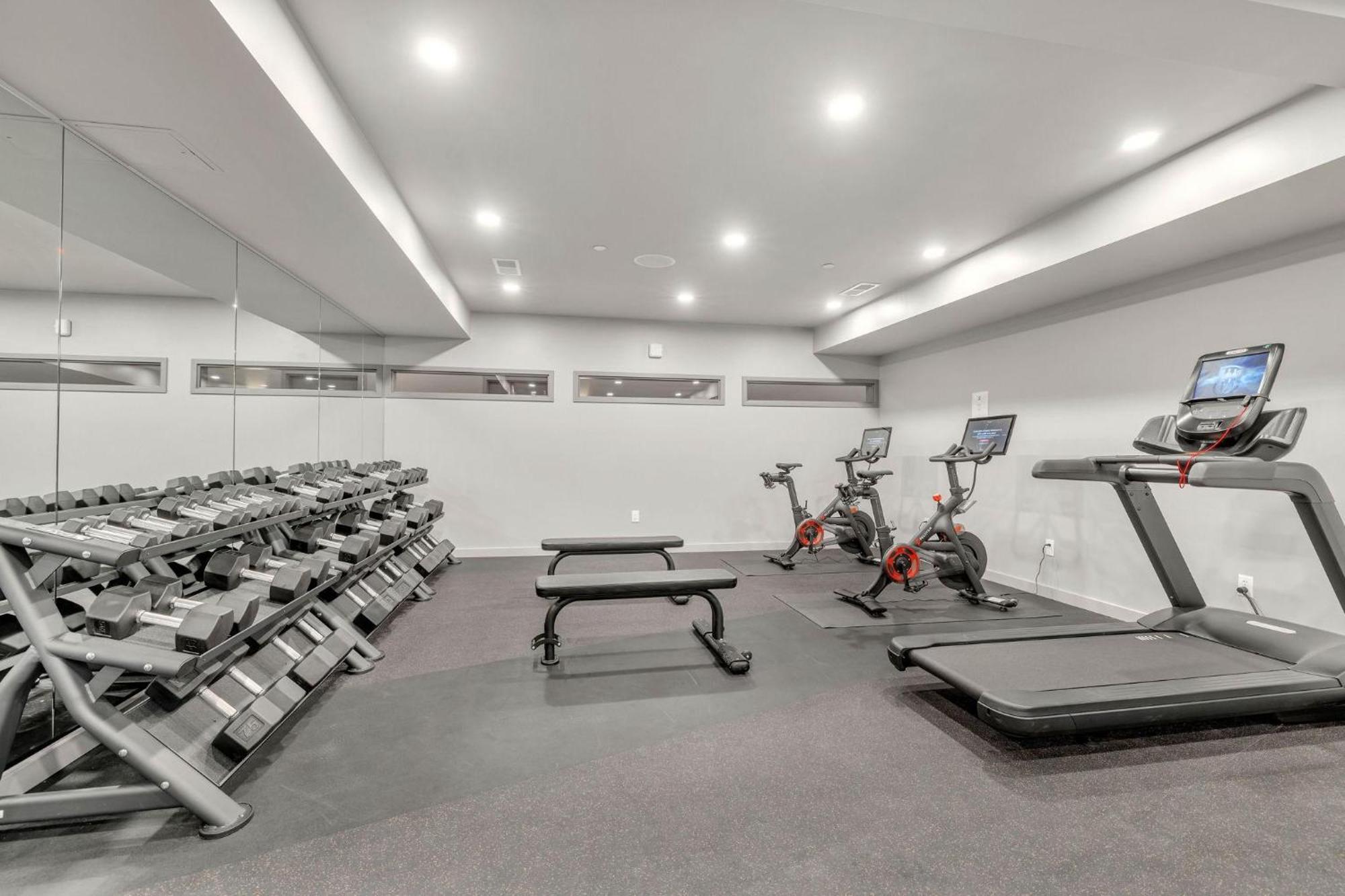 Holiday home Hyve - Neon Lights - Pool & Gym - Walk To Broadway *