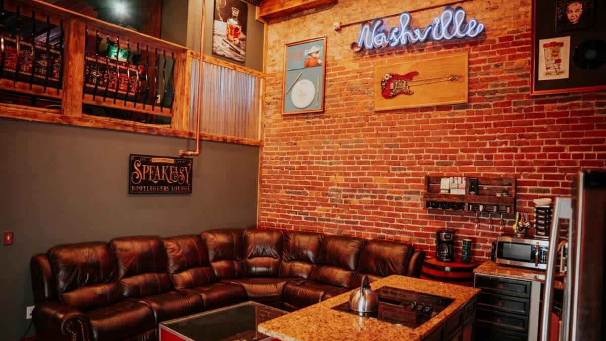 Rockstar Mansion By Broadway