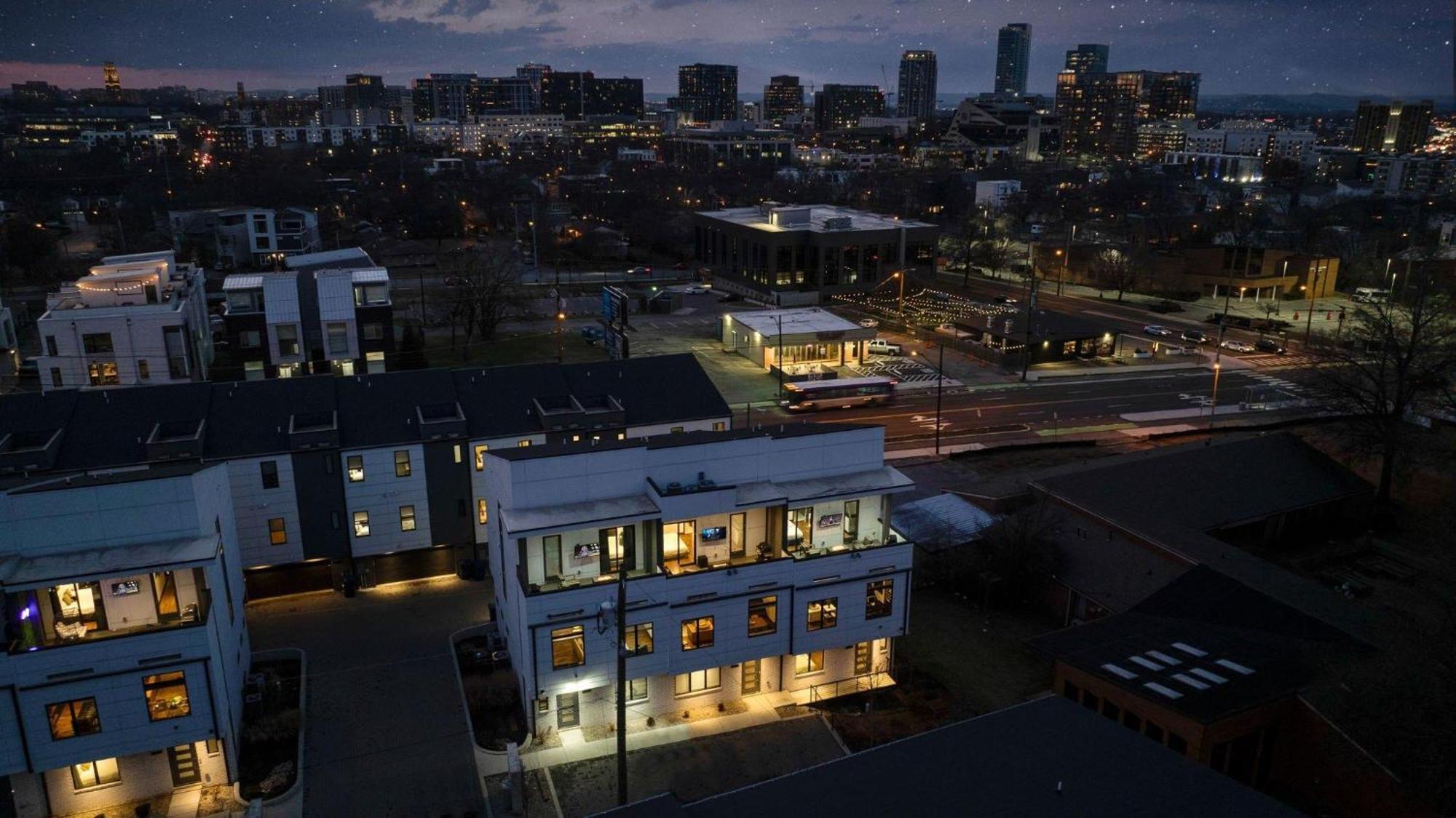 Two Lavish Gulch Homes - Mins To Broadway Holiday home *