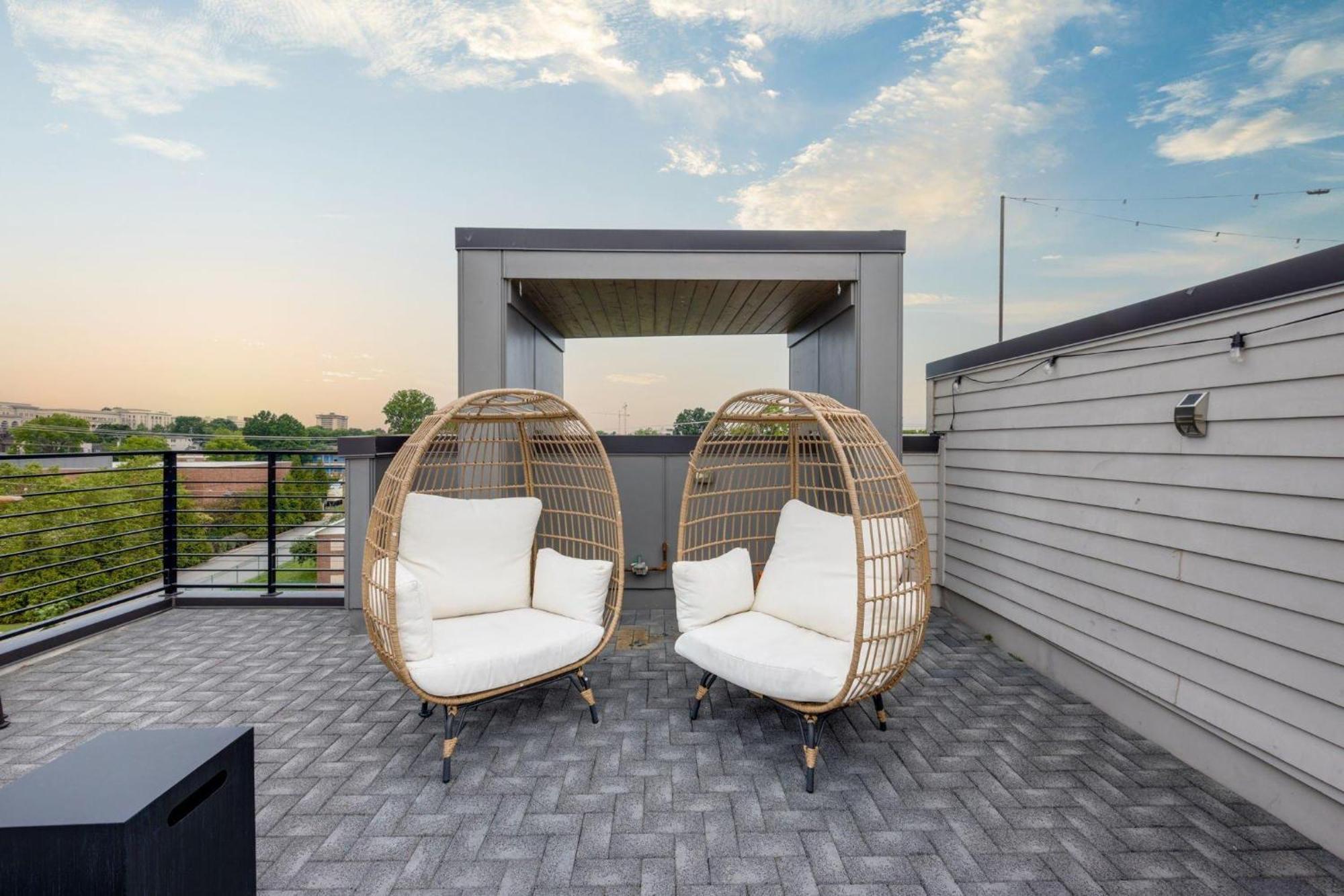 Vivid Vocals - 4 Mins To Broadway - Rooftop Patio *