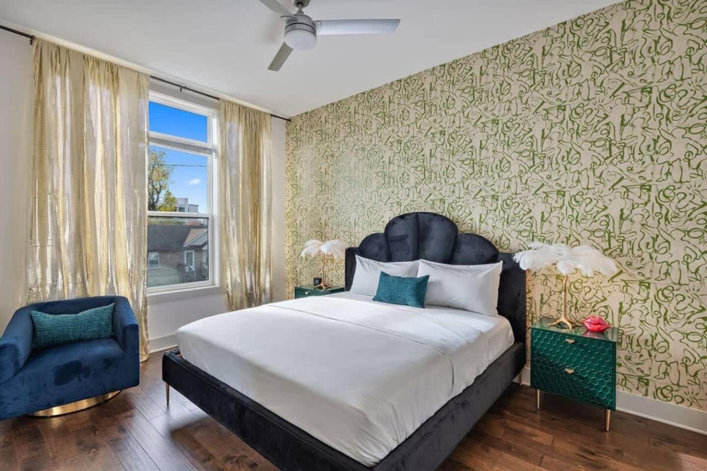 The Southern Lady & Gentleman - Rooftop Patios Holiday home *