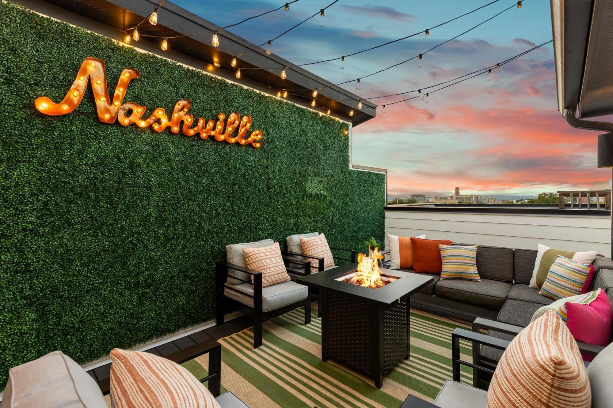 Private Rooftop Near Vanderbilt Only 2 Miles From Downtown Holiday home