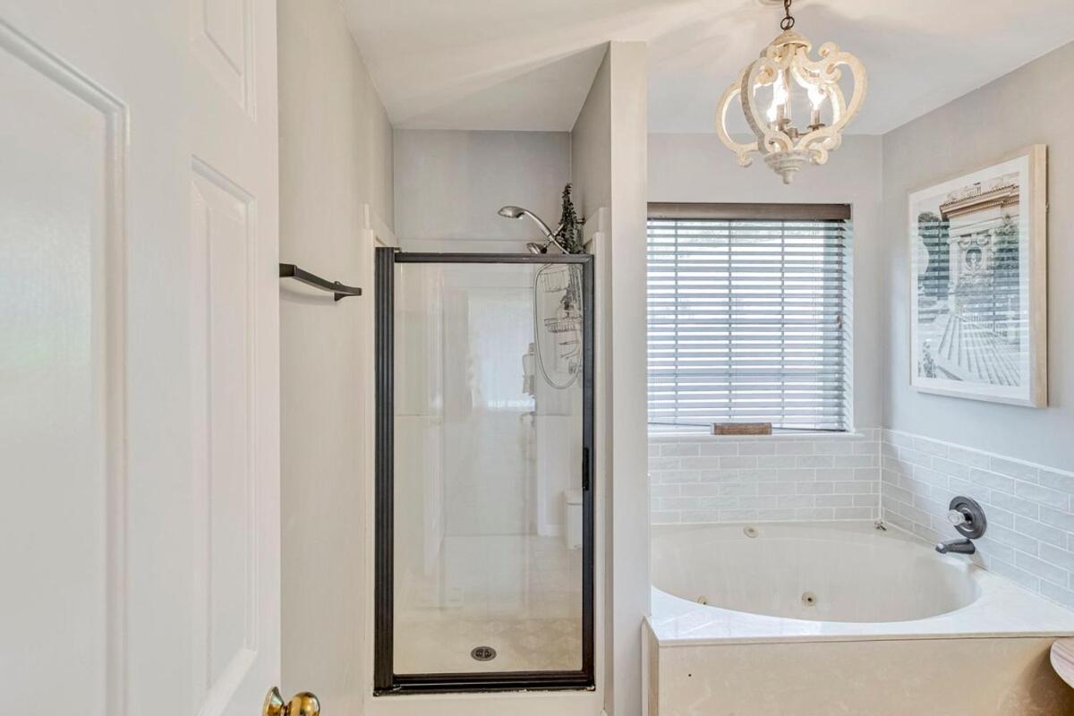 Group Haven Retreat- 2 Min To Lake! 15 Min To Dt! Holiday home *