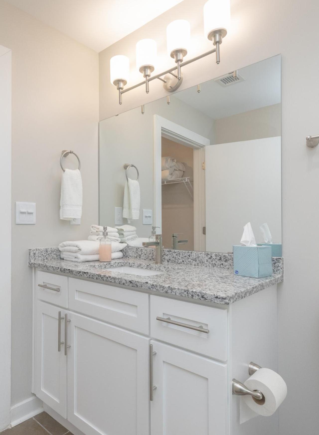 Luxurious Downtown 2 Bedroom 2 Bath With Views 1m Holiday home *