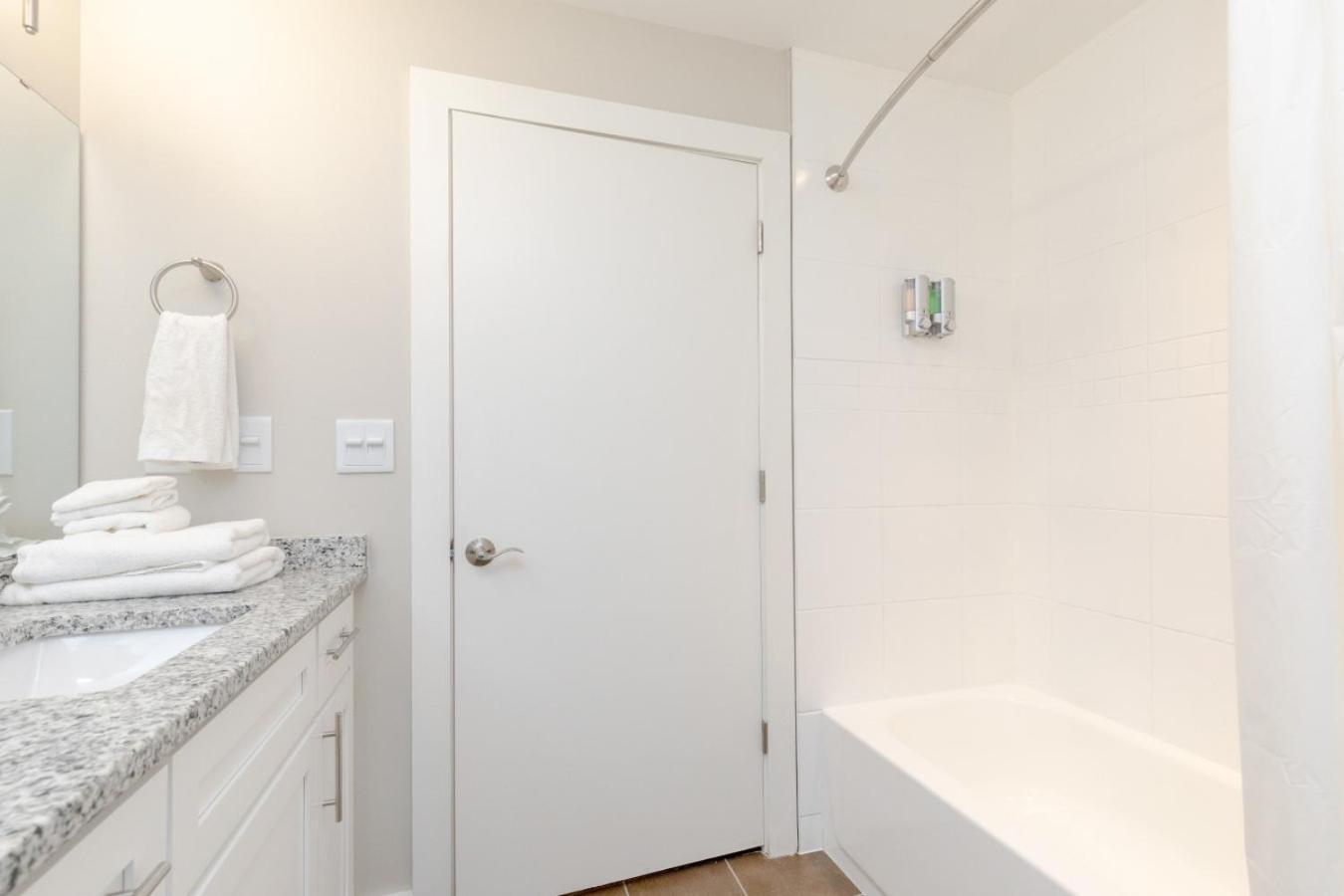 Luxurious Downtown 2 Bedroom 2 Bath With Views 1m Holiday home *