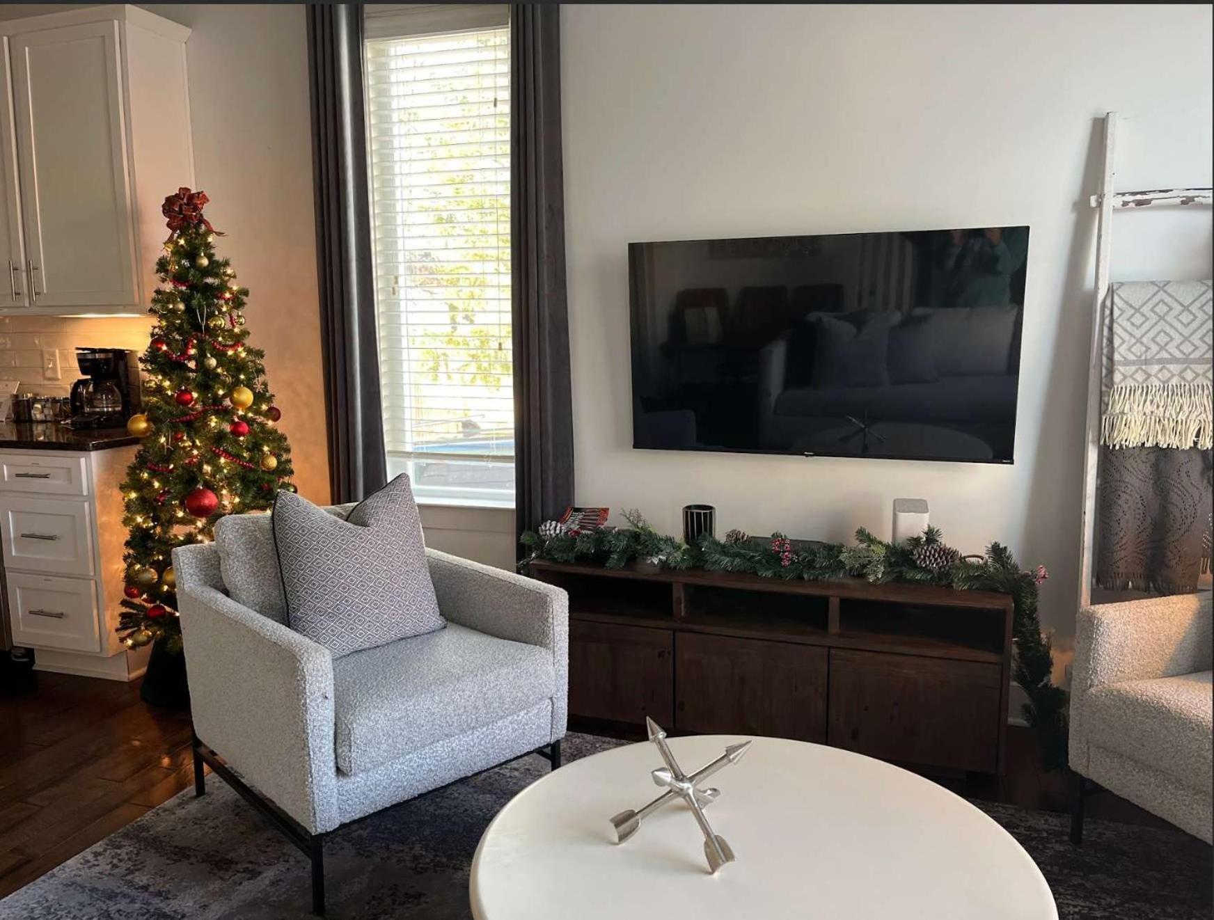 Spacious W Bar & Pool Table & Garage Near Belmont Holiday home *