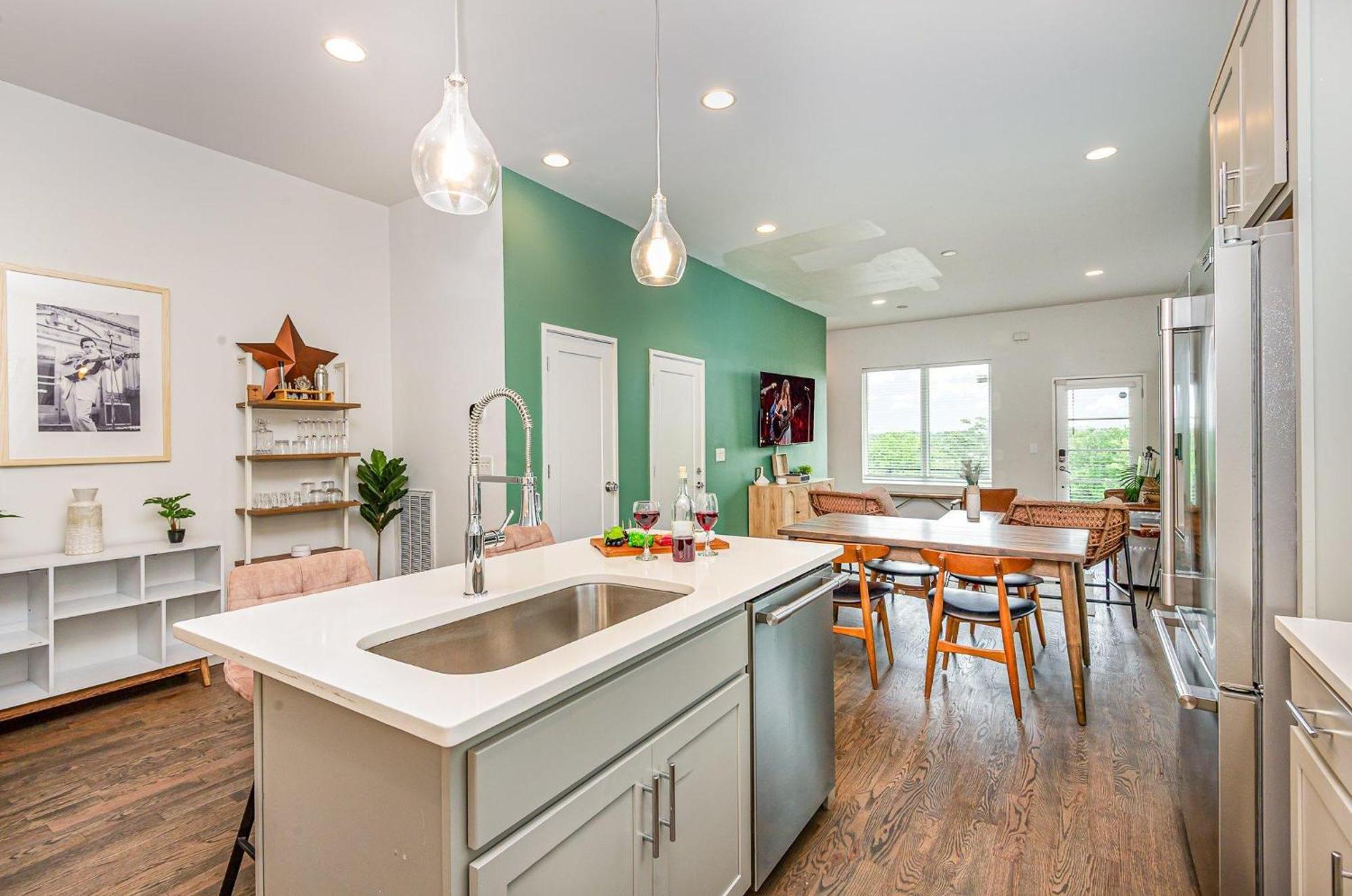 Double Time - Ping-pong Table - Mins To Germantown Holiday home *