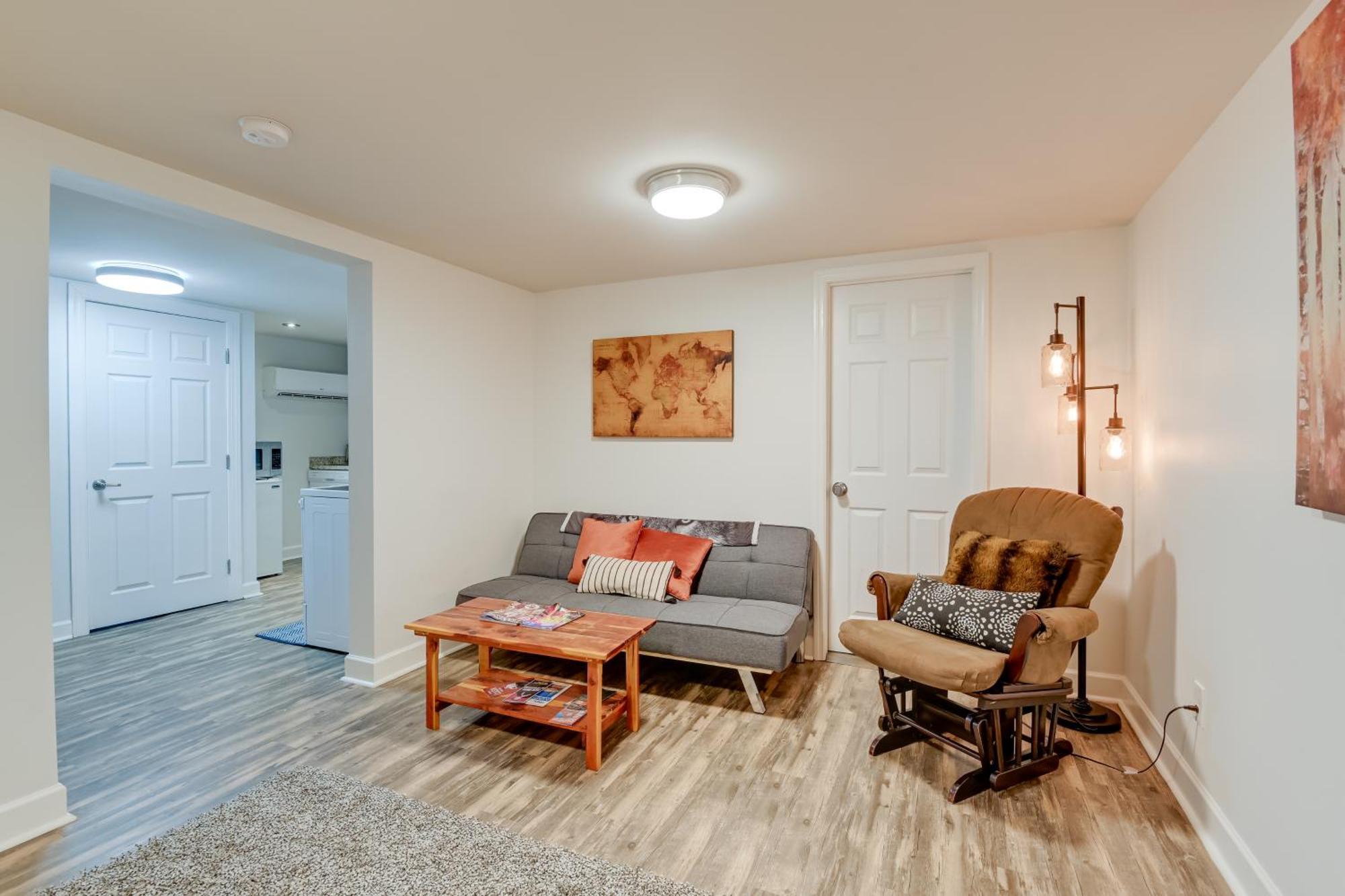 Apartment Old Hickory Hideout: Charming W/ Deck!