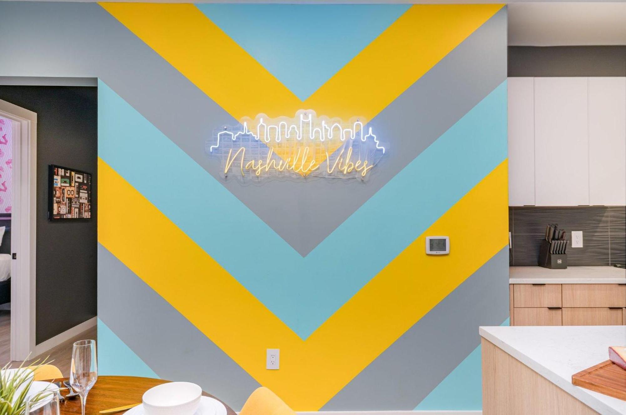 Hyve - Neon Lights - Pool & Gym - Walk To Broadway Holiday home Nashville