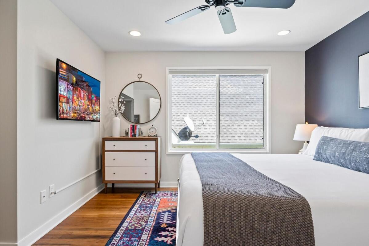 Walk & Bike-stunning Natural Light! 13 Mins To Downtown Holiday home Nashville