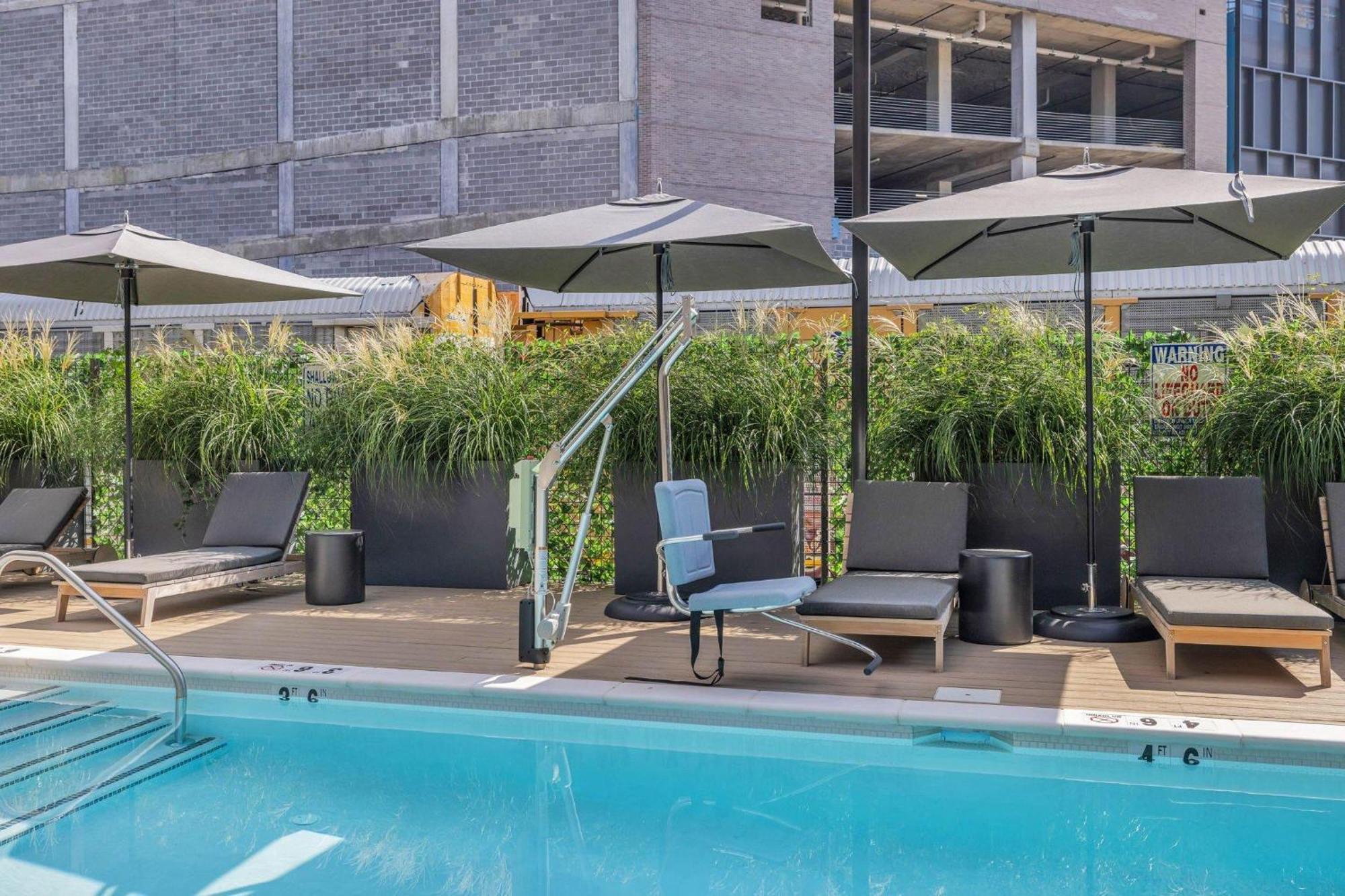 Holiday home Hyve - Neon Lights - Pool & Gym - Walk To Broadway *