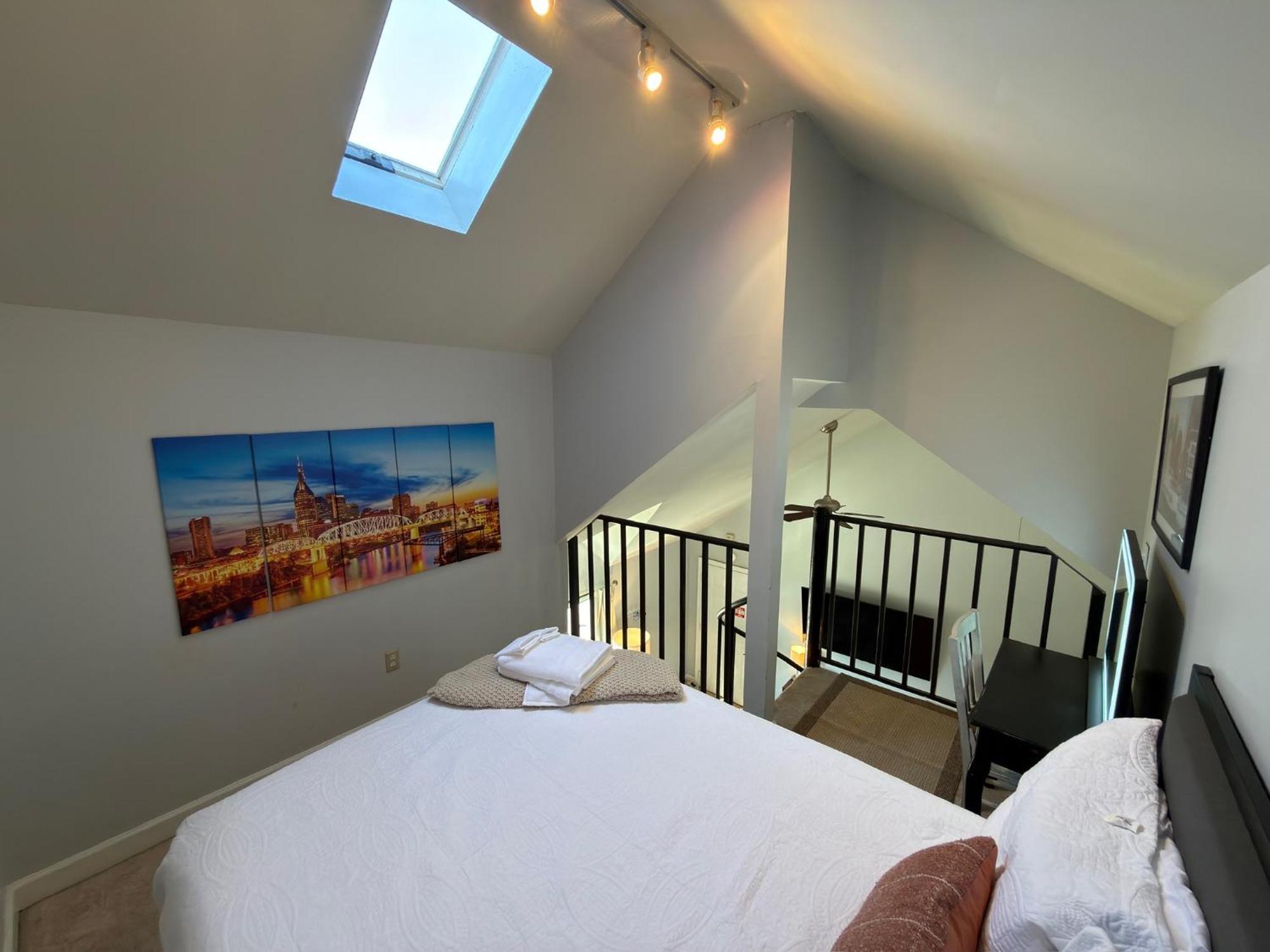 Walk To Broadway - Free Gated Parking - Cozy * Nashville