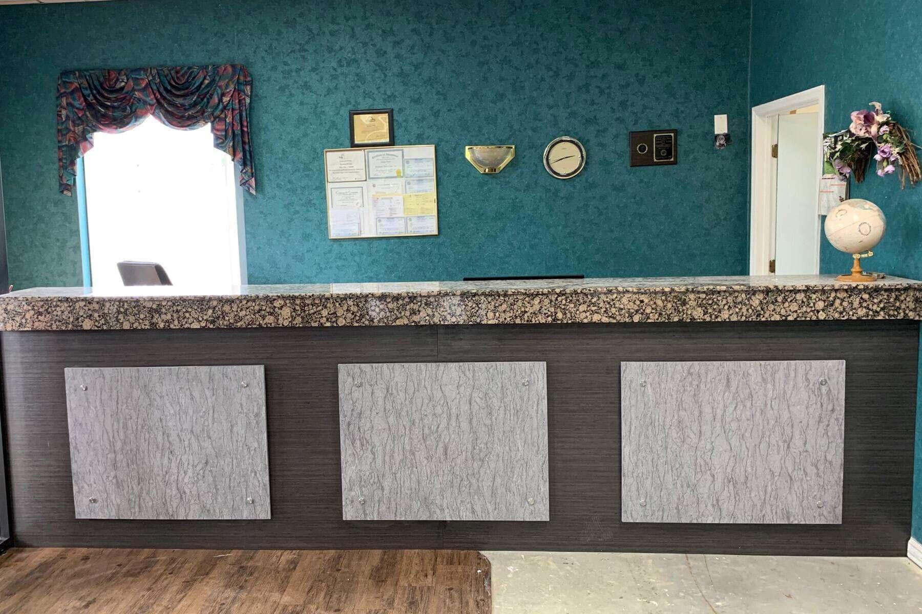 Hotel Super 8 By Wyndham Near Downtown / I-40