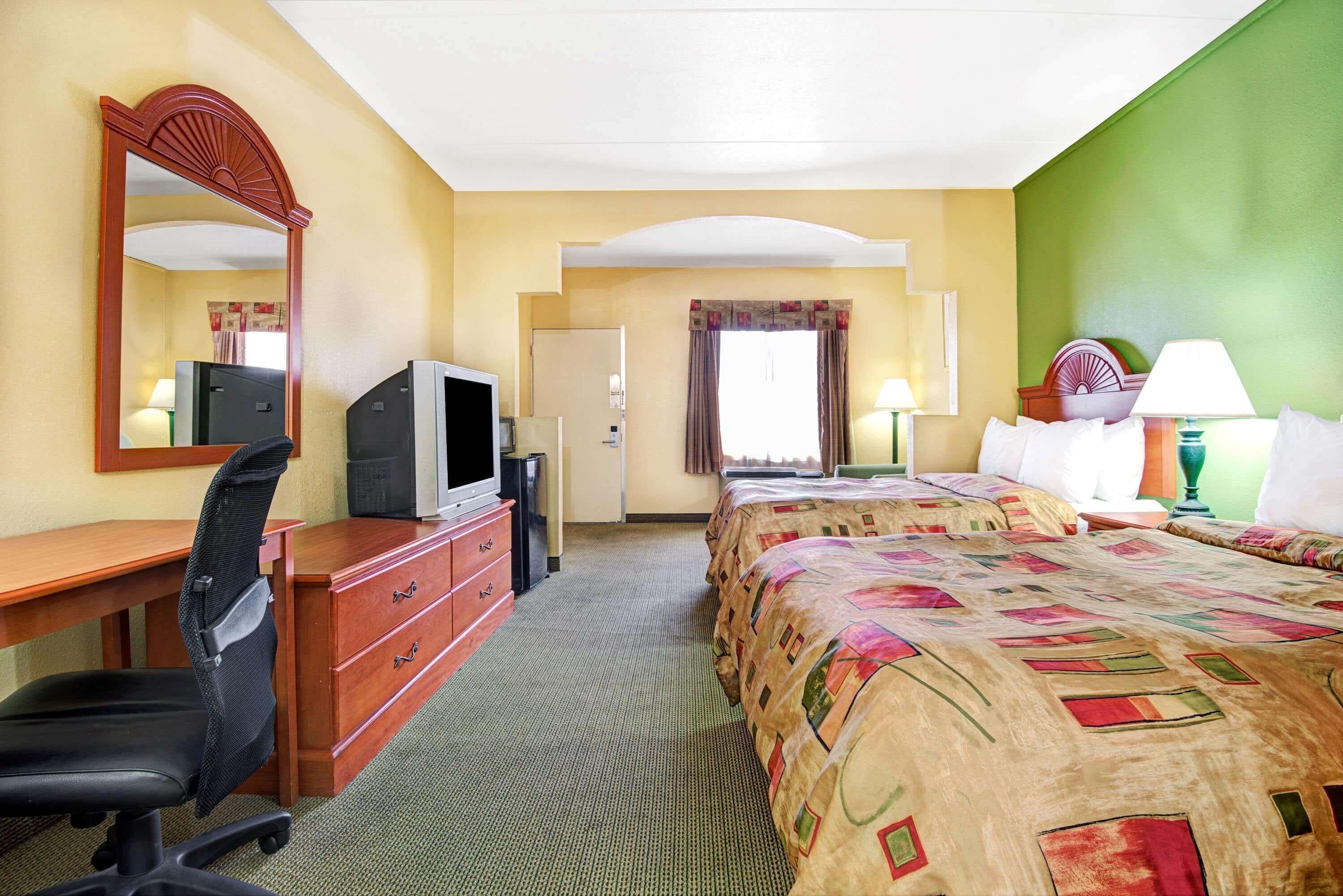 Super 8 By Wyndham Near Downtown / I-40