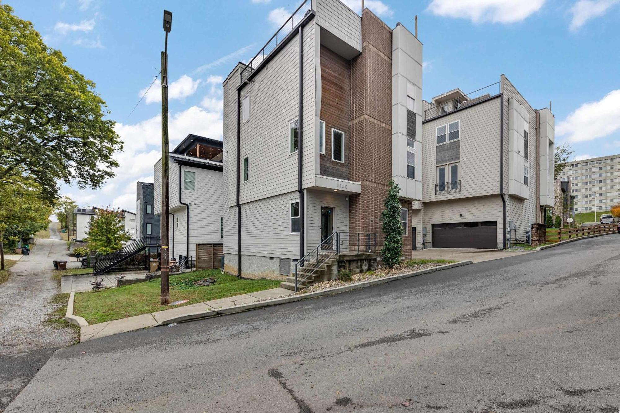 The Wade - Minutes To The Gulch & 12 South Nashville