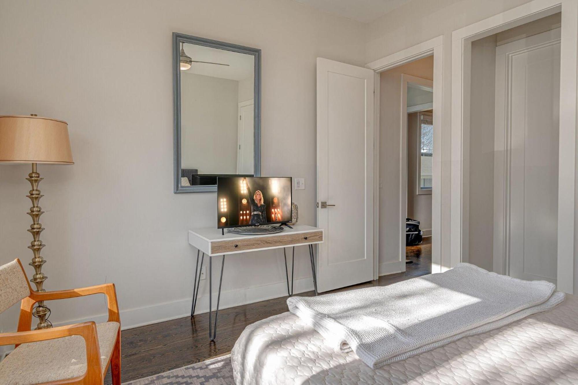 Cultured Coach - Music Row - Mins To Downtown Holiday home *