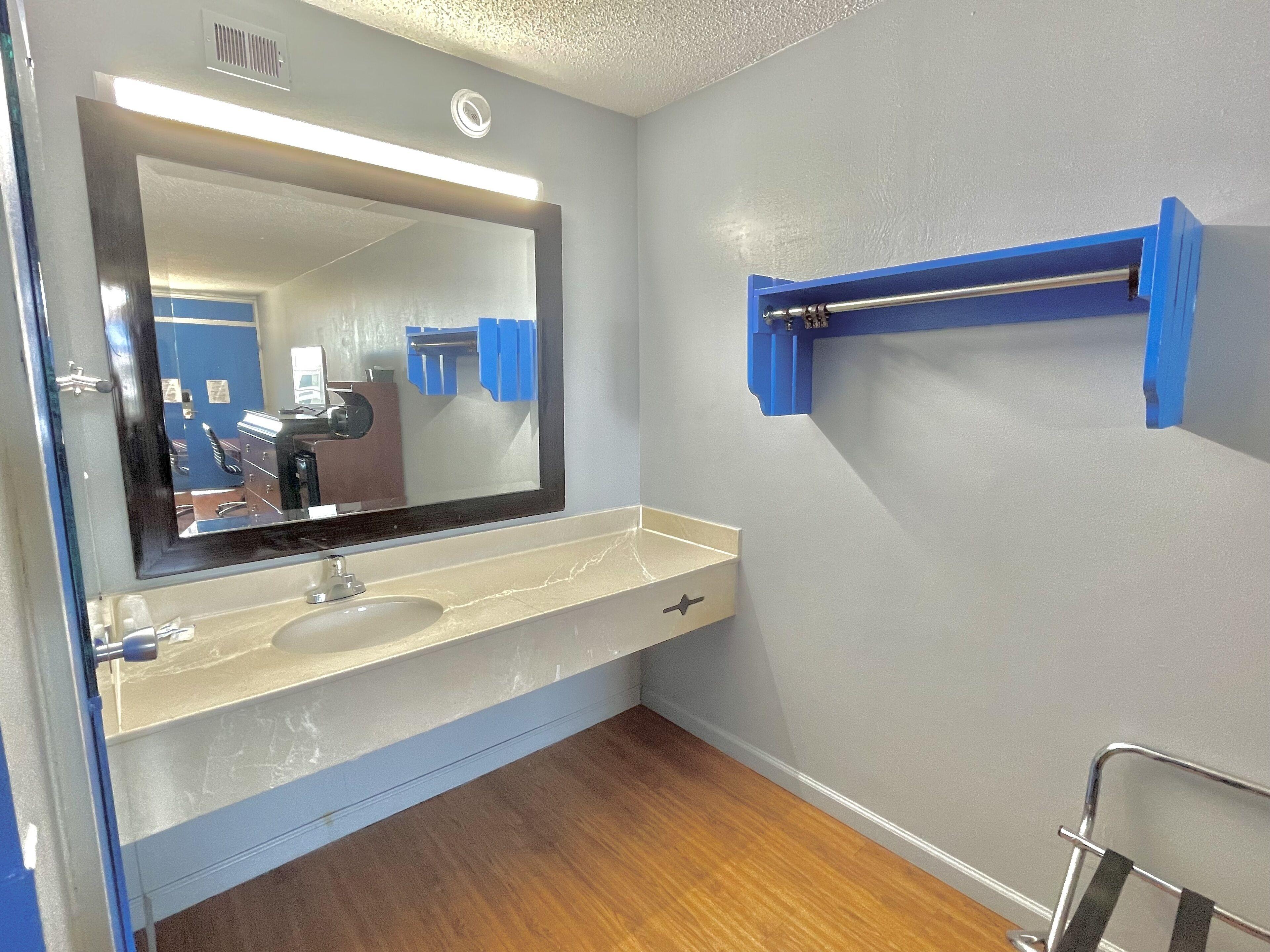 Rodeway Inn- Airport - Downtown - Mexican Restaurant On Site 2*