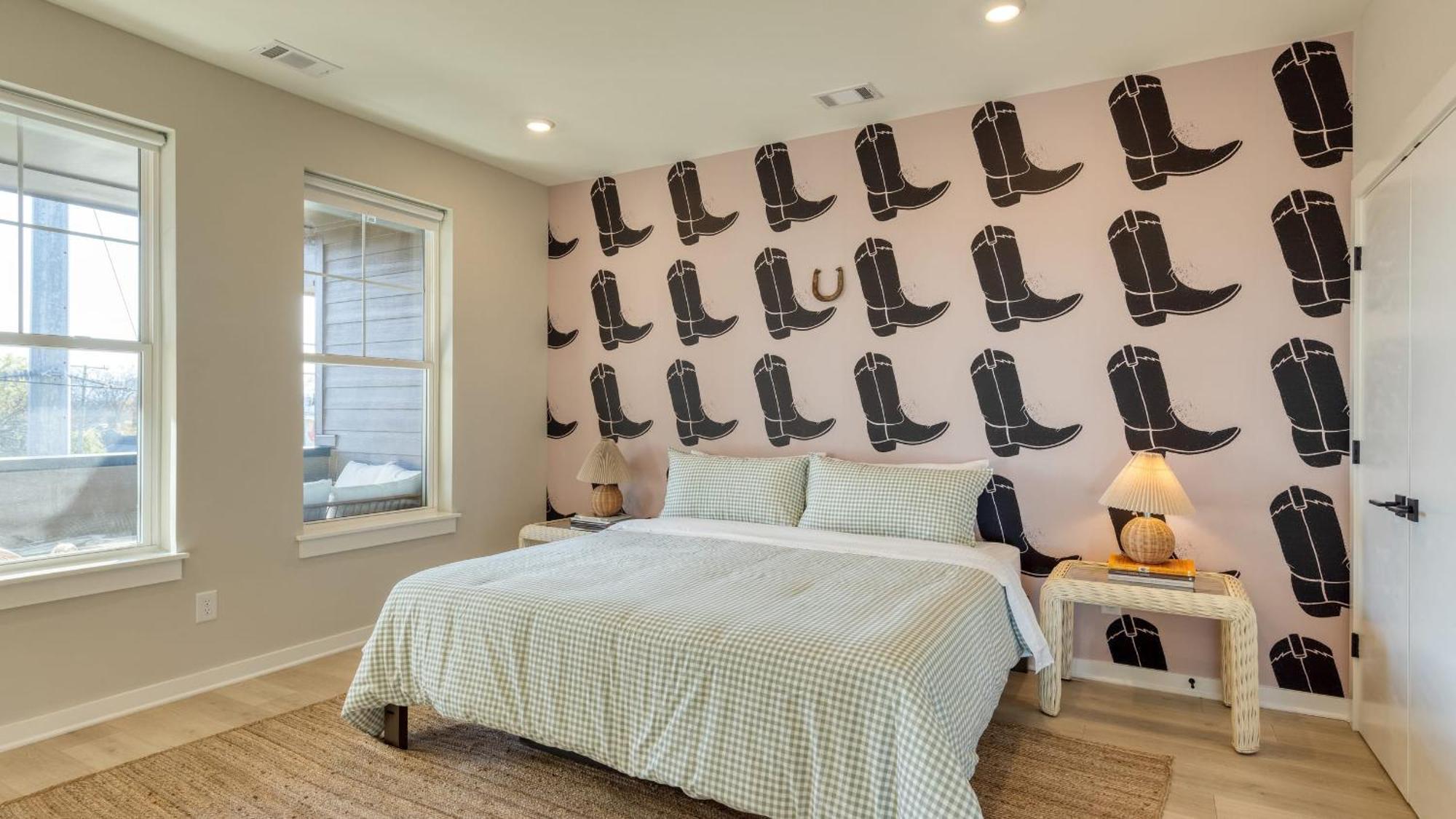 Newly Built 4bdr Townhome W Balcony Minutes To Broadway Lischey By Avantstay *