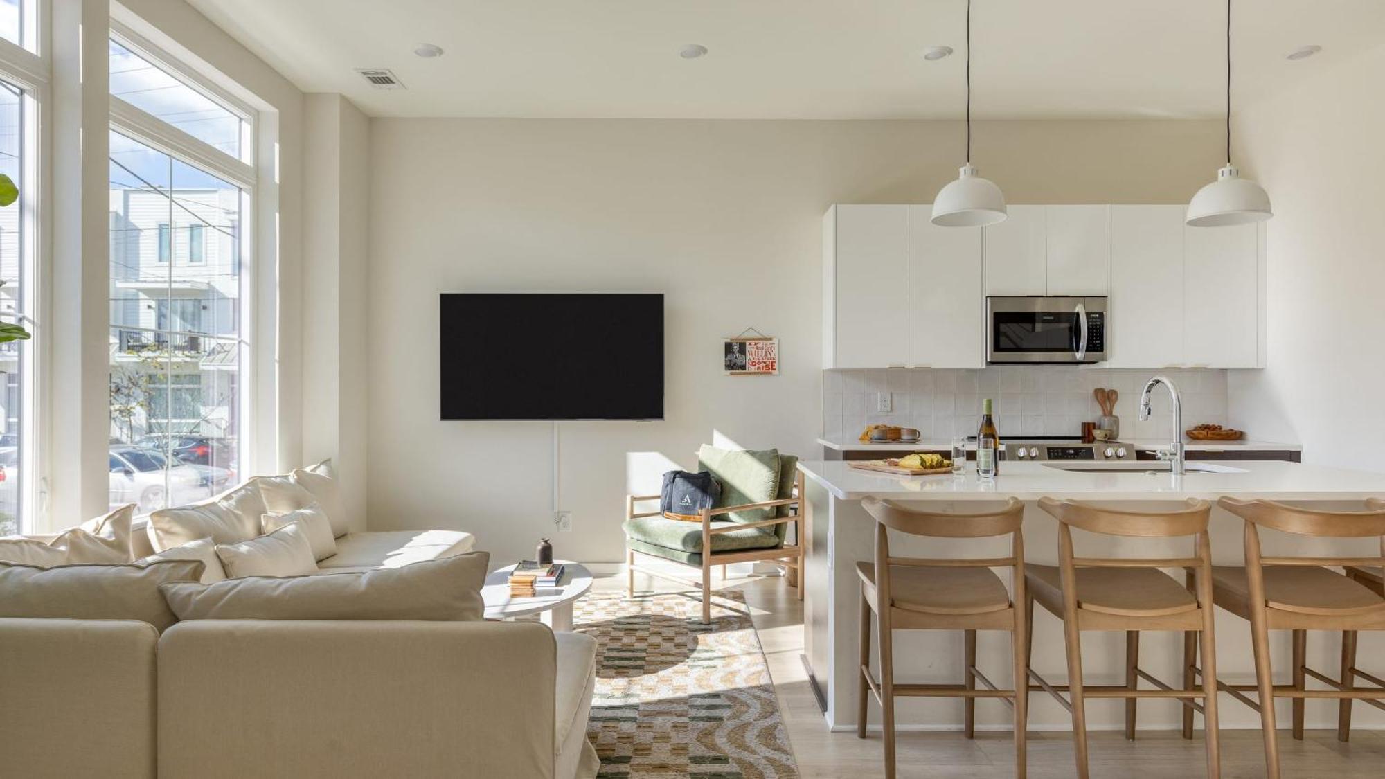 Holiday home Newly Built 4bdr Townhome W Balcony Minutes To Broadway Lischey By Avantstay *