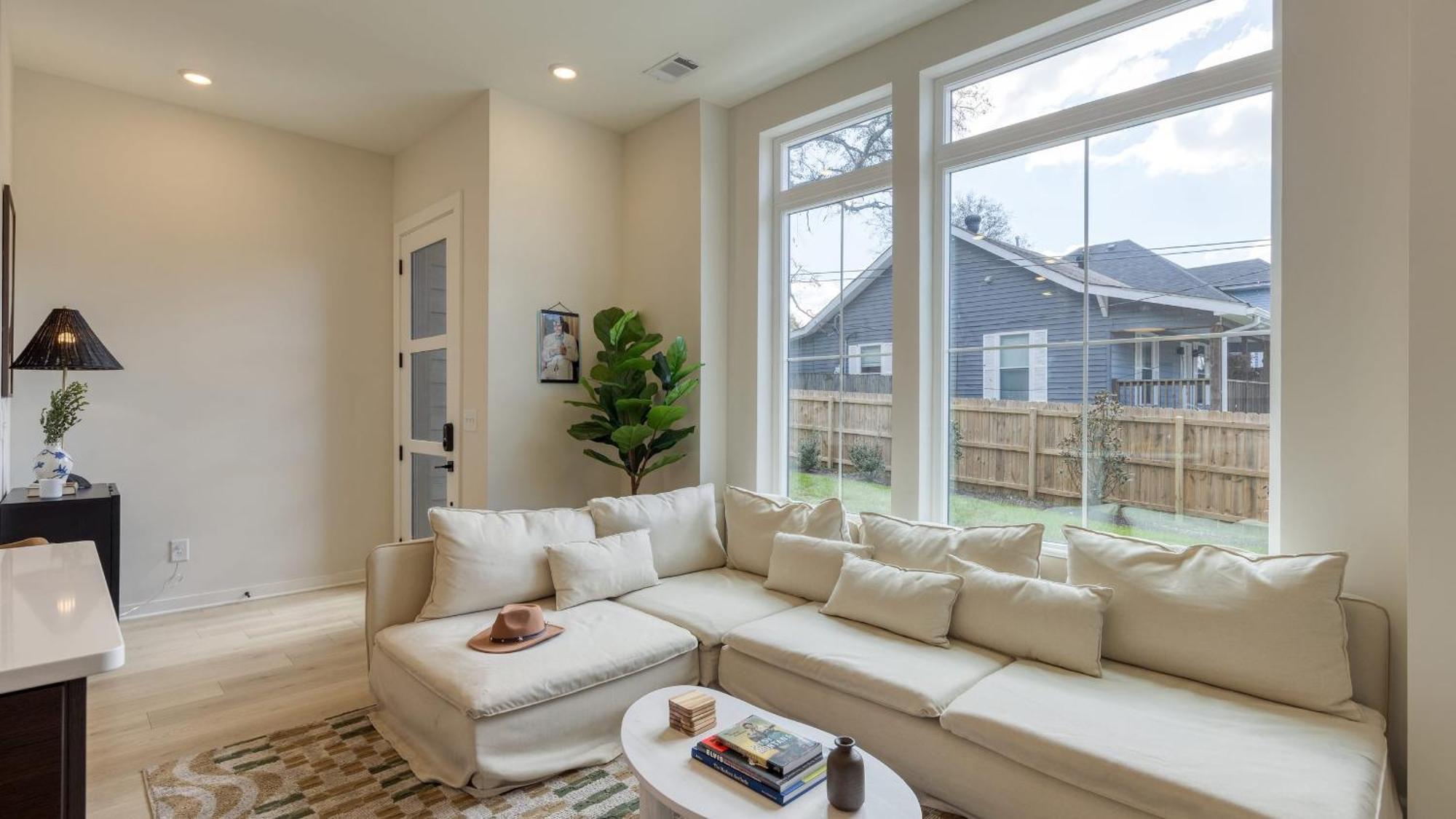 Newly Built 4bdr Townhome W Balcony Minutes To Broadway Lischey By Avantstay *