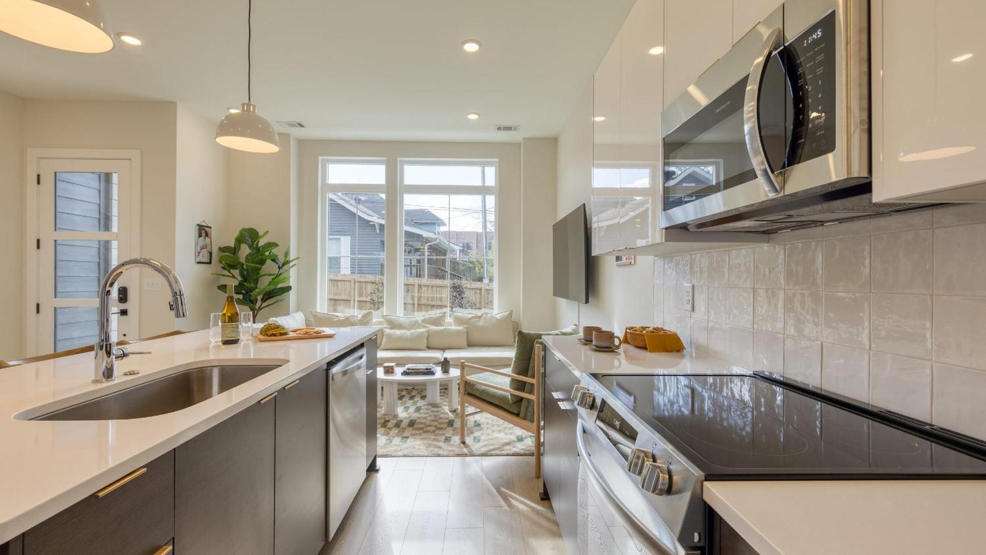 Holiday home Newly Built 4bdr Townhome W Balcony Minutes To Broadway Lischey By Avantstay