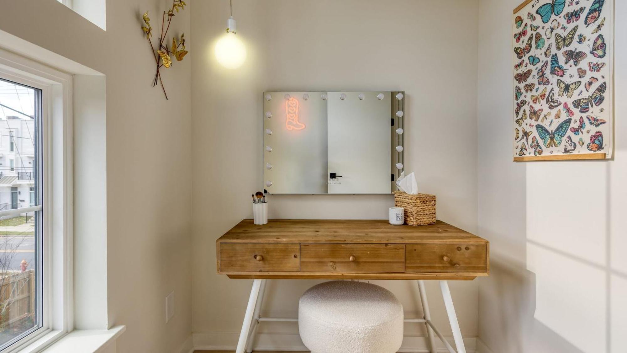 Holiday home Newly Built 4bdr Townhome W Balcony Minutes To Broadway Lischey By Avantstay