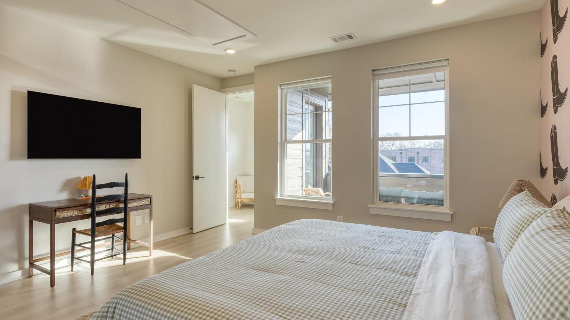 Newly Built 4bdr Townhome W Balcony Minutes To Broadway Lischey By Avantstay *