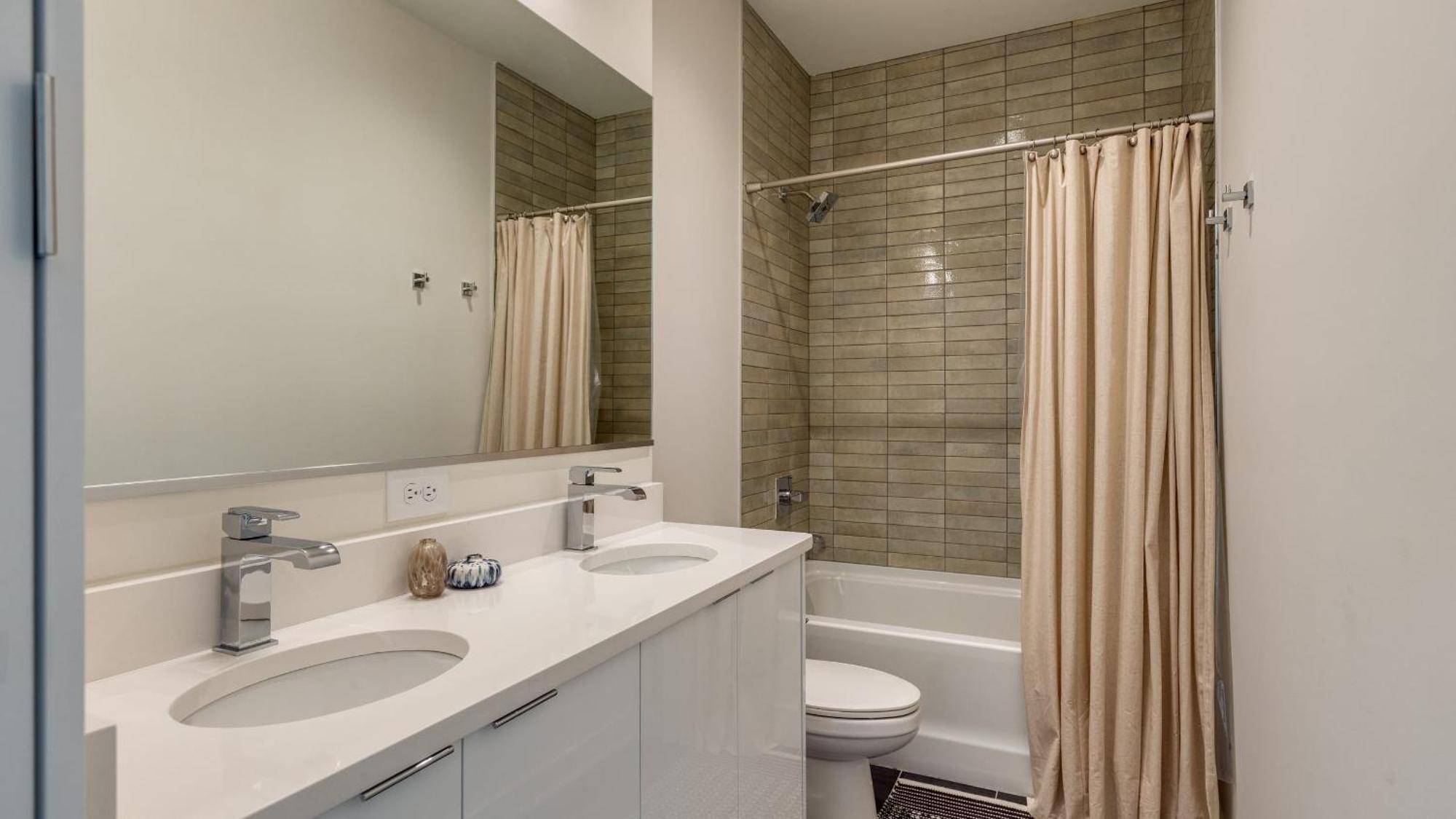 Holiday home Newly Built 4bdr Townhome W Balcony Minutes To Broadway Lischey By Avantstay *