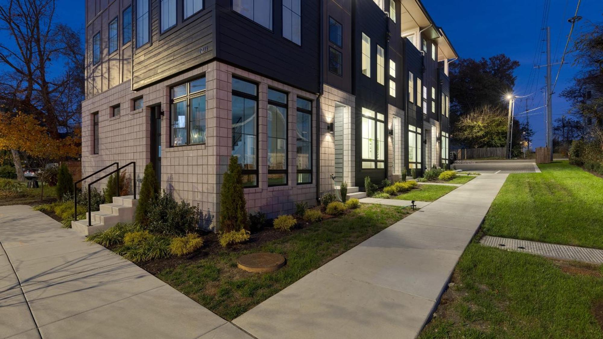 Newly Built 4bdr Townhome W Balcony Minutes To Broadway Lischey By Avantstay Holiday home Nashville