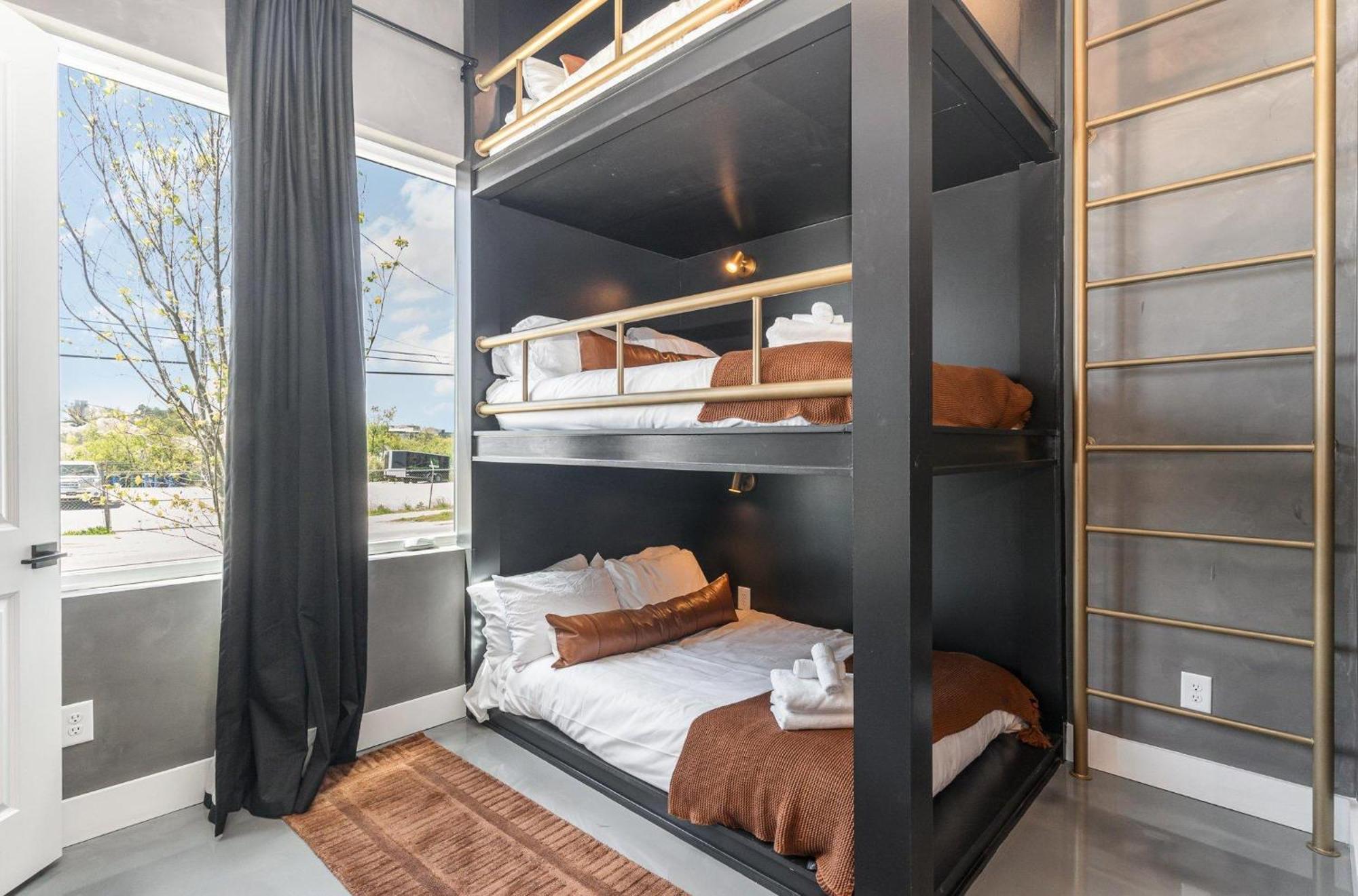 Coloratura - 2 Units W/ Hot Tubs - Near Broadway Holiday home