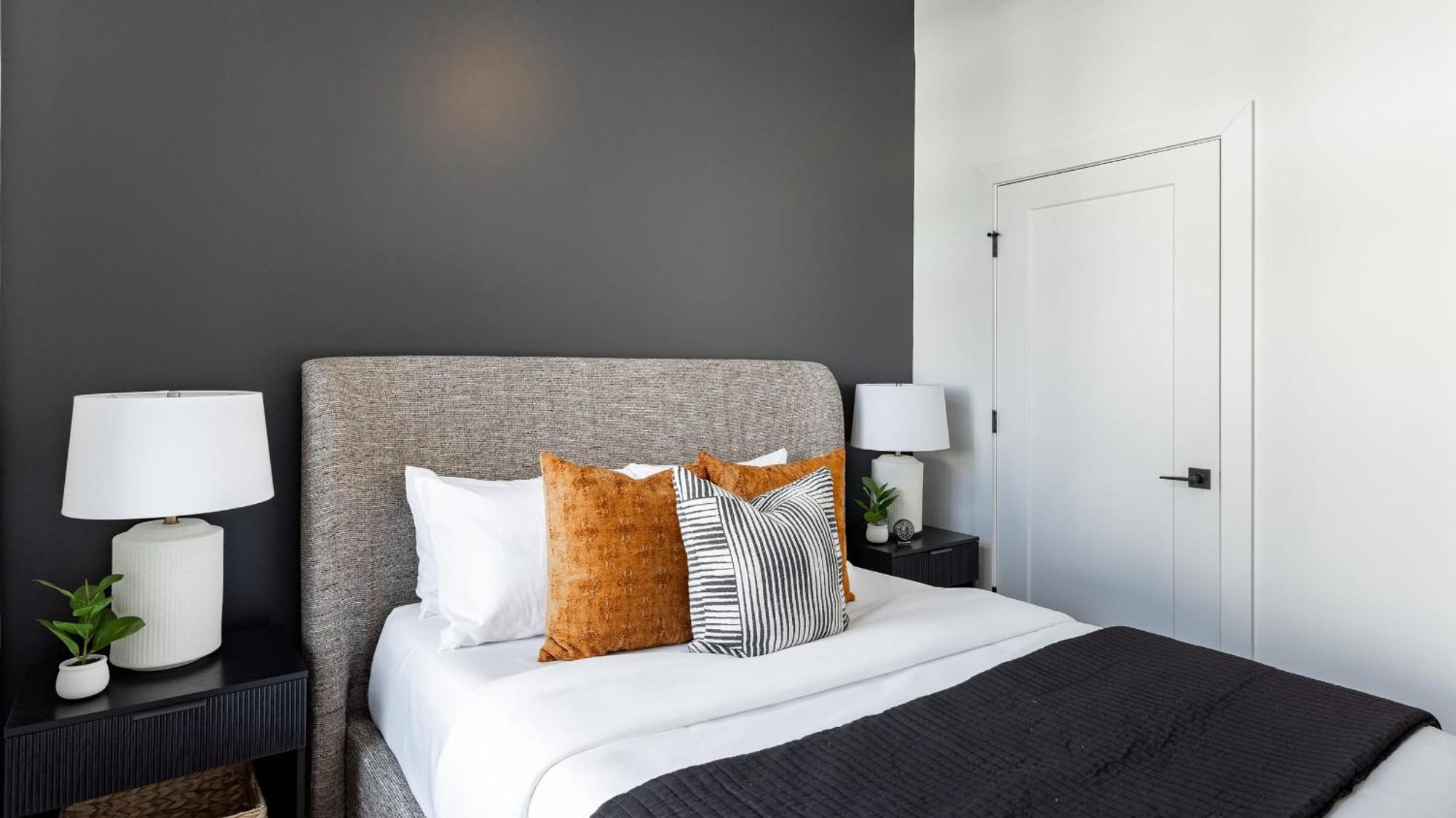 New Build 2 Minutes From Downtown Dining Entertainment *