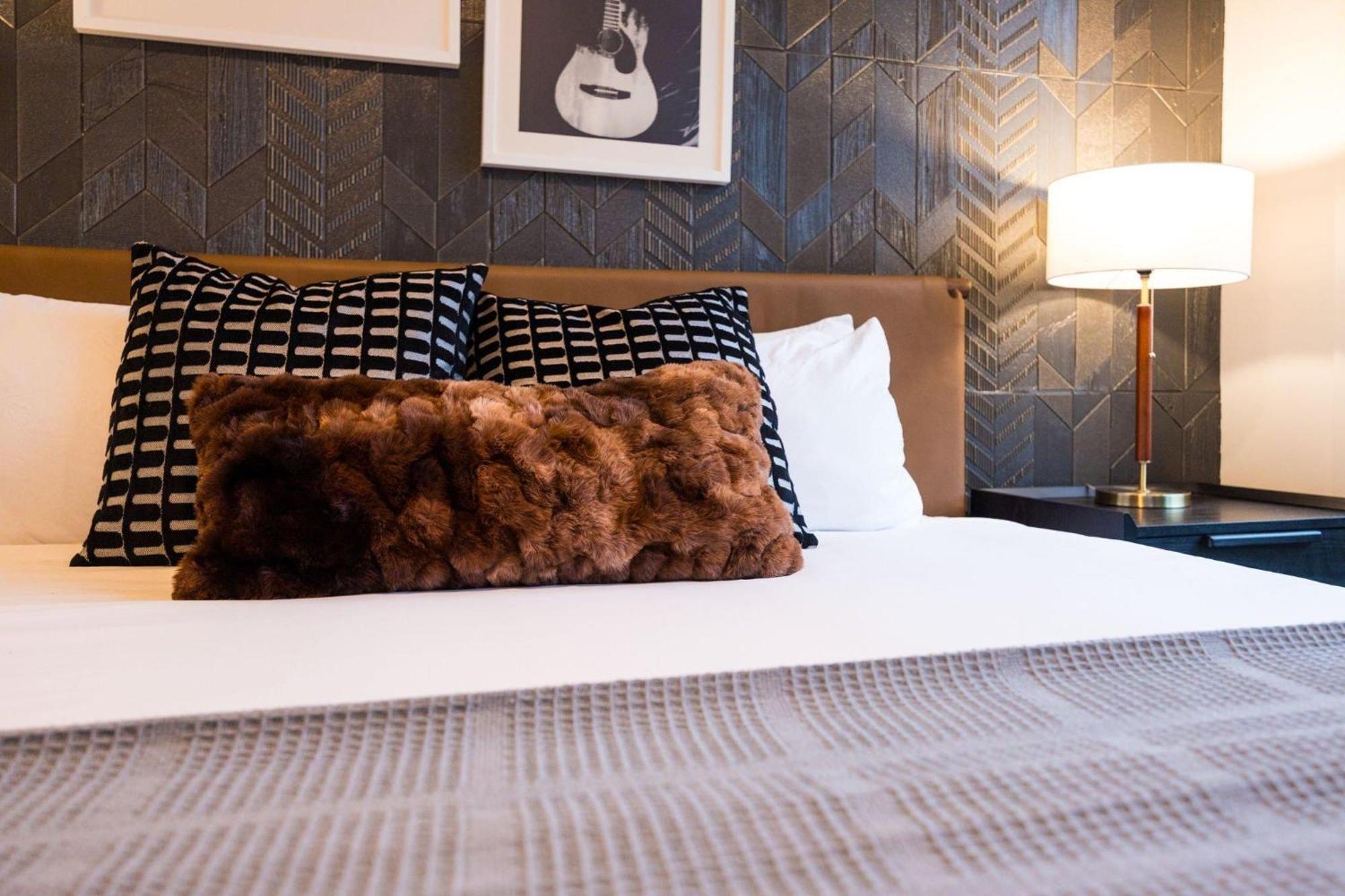 Twin Notes - Odyssey - 2 Units - Mins To Broadway