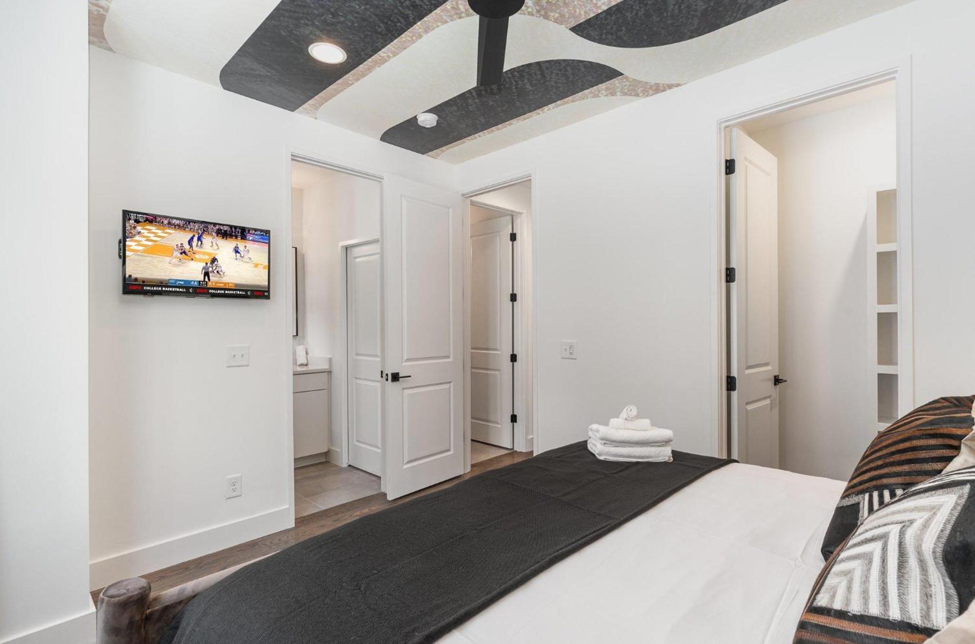 Rhythm Row - Rooftop Hot Tubs - Mins To Broadway Holiday home Nashville