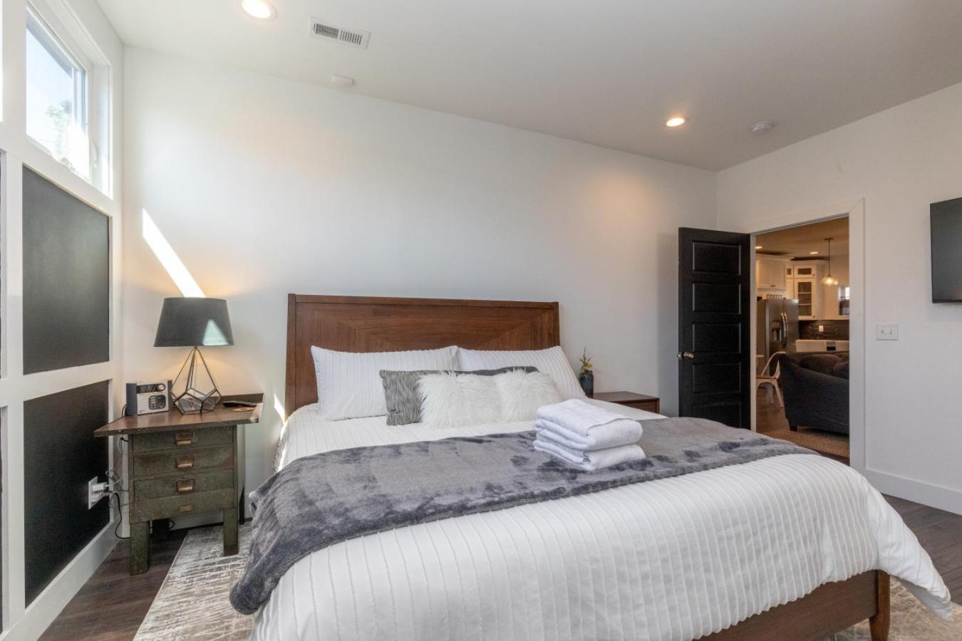 Broadway Breeze Escape Modern Comfort Nashville