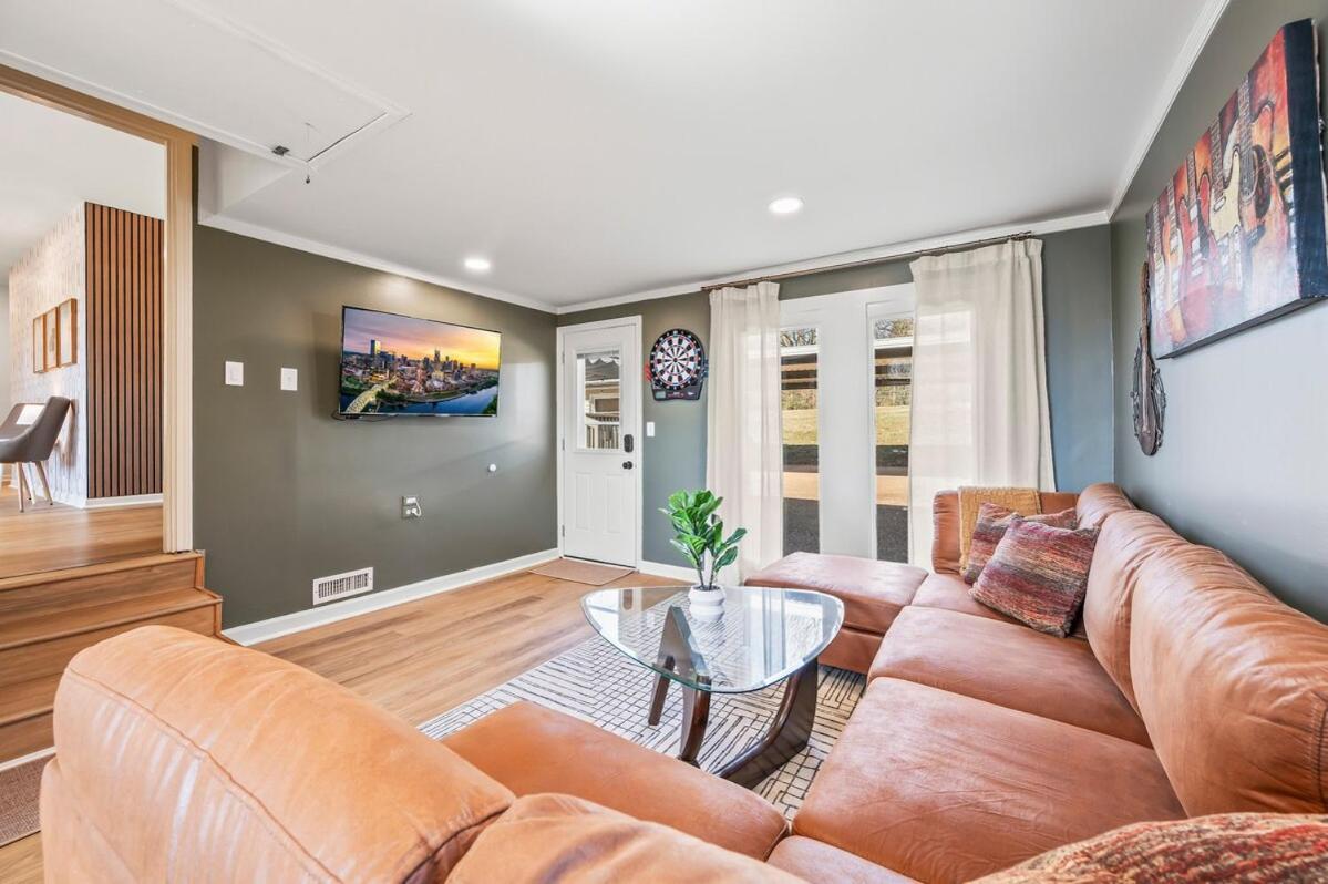 Cozy Ranch Retreat-large Deck & Yard-10 Mins To Downtown *