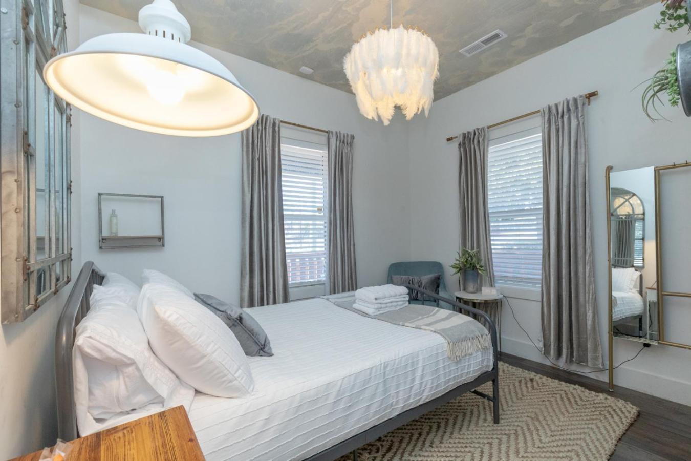 Broadway Breeze Escape Modern Comfort Holiday home *