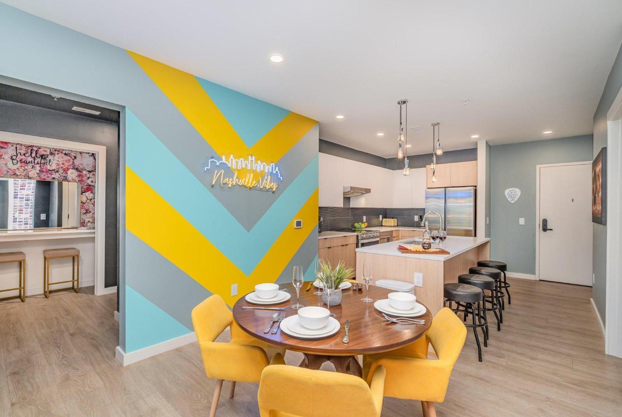 Hyve - Neon Lights - Pool & Gym - Walk To Broadway Holiday home *