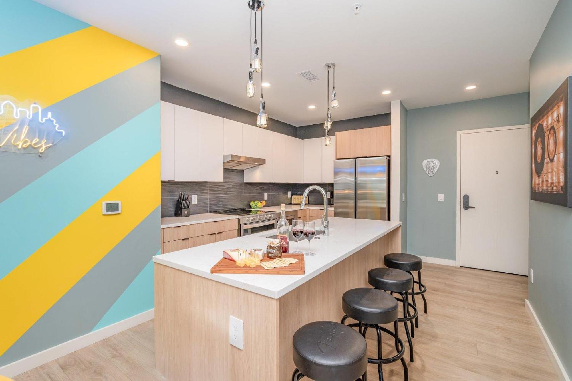 Holiday home Hyve - Neon Lights - Pool & Gym - Walk To Broadway *