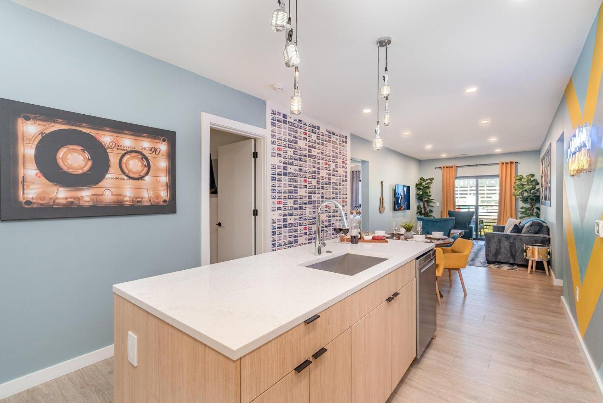 Holiday home Hyve - Neon Lights - Pool & Gym - Walk To Broadway