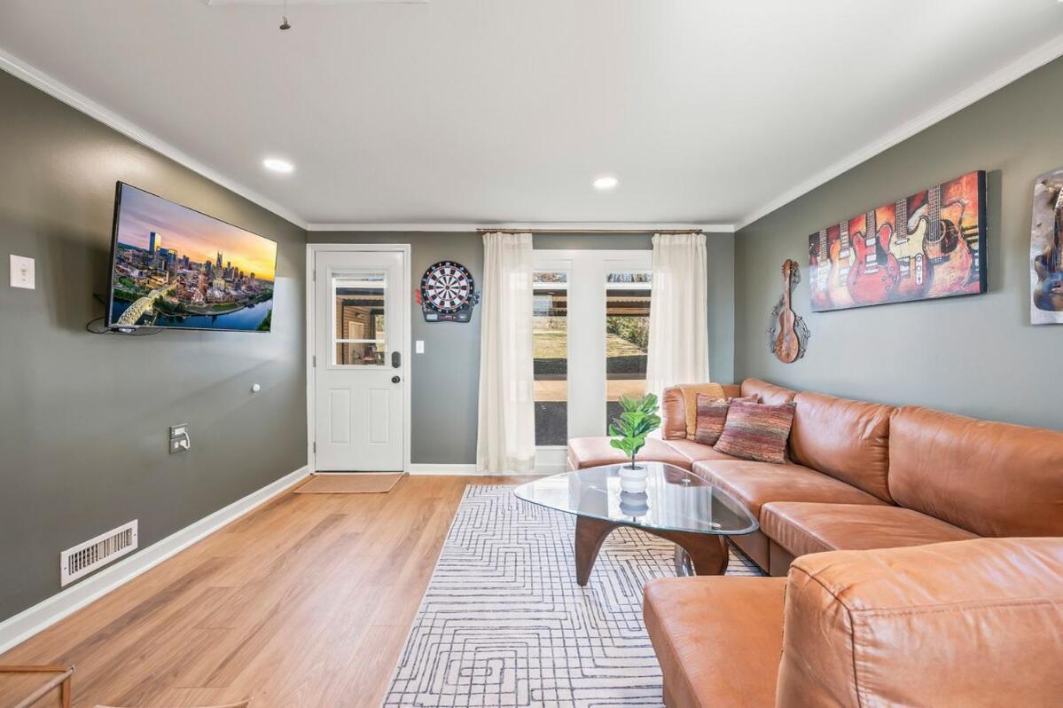 Cozy Ranch Retreat-large Deck & Yard-10 Mins To Downtown
