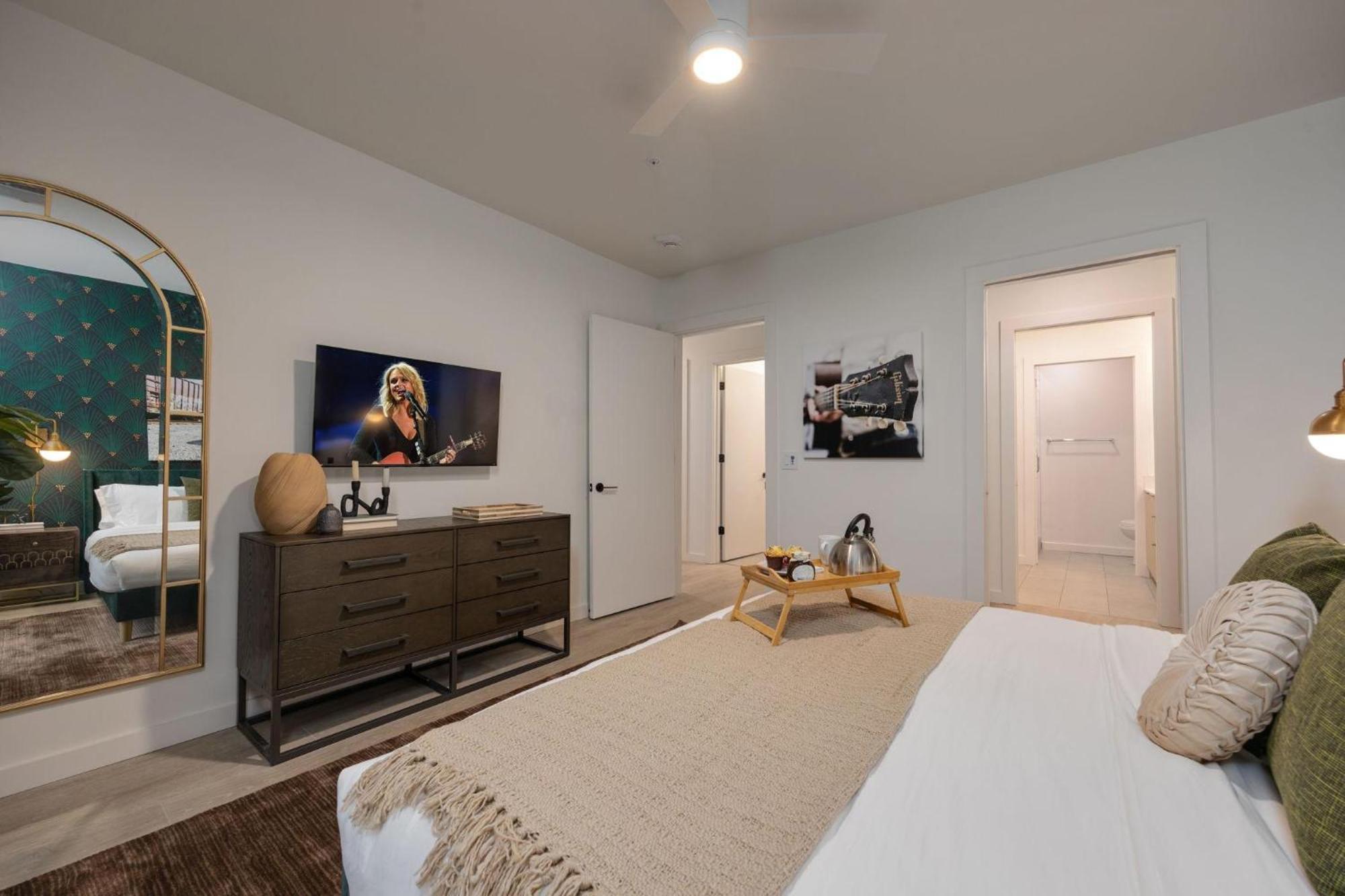 Hyve - Cowgirl Twirl - Walk To Broadway *