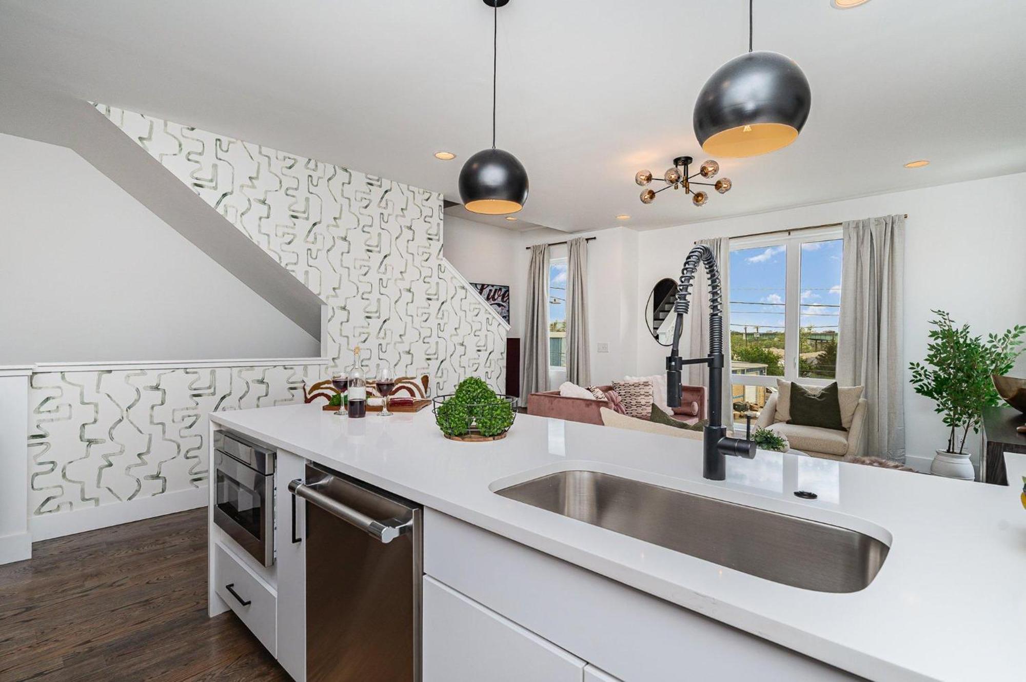 Revival-rooftop Deck/hot Tub-mins To Broadway Holiday home