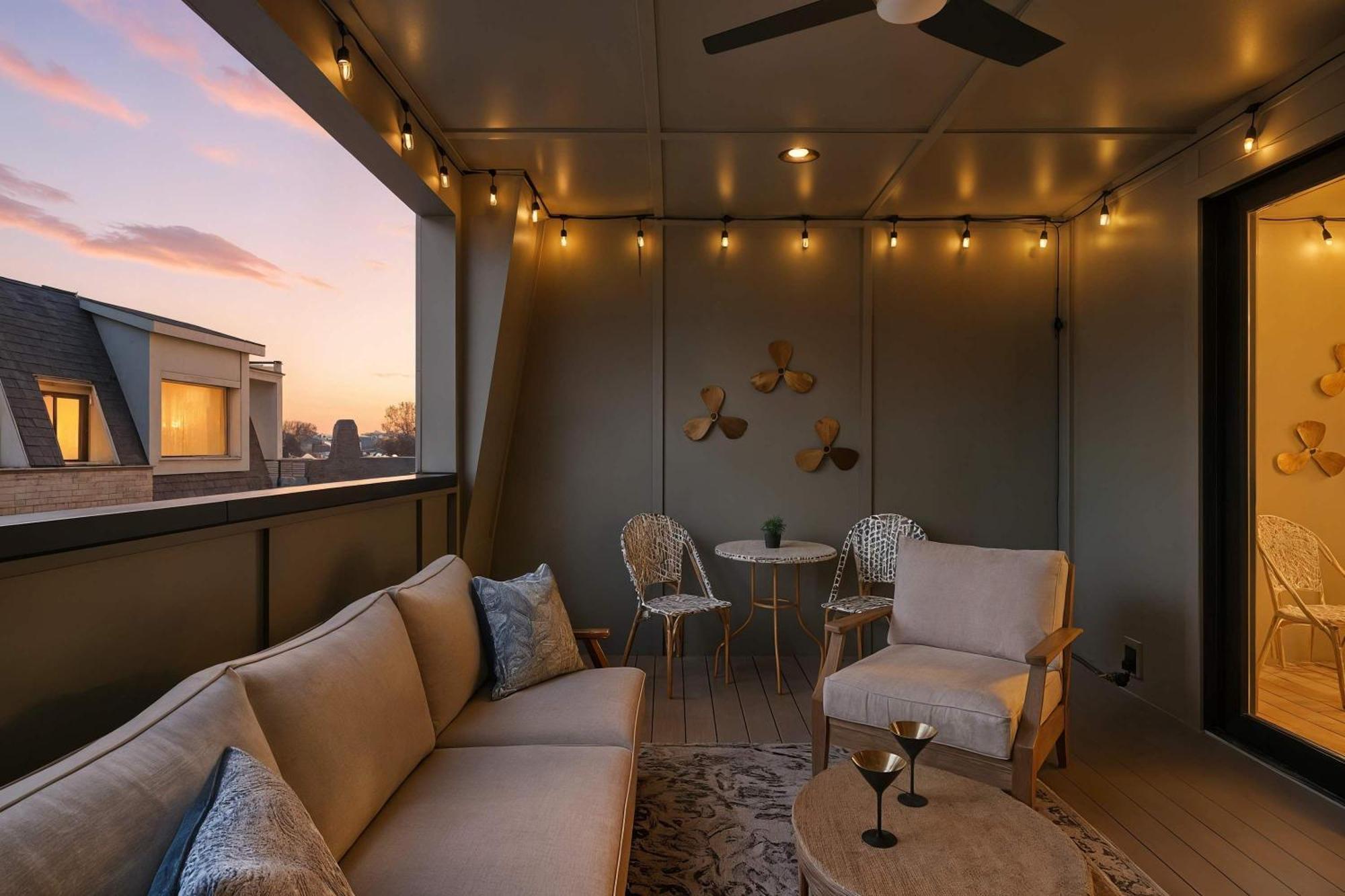 Showboat Vibes Murals Karaoke Stage Free Parking *