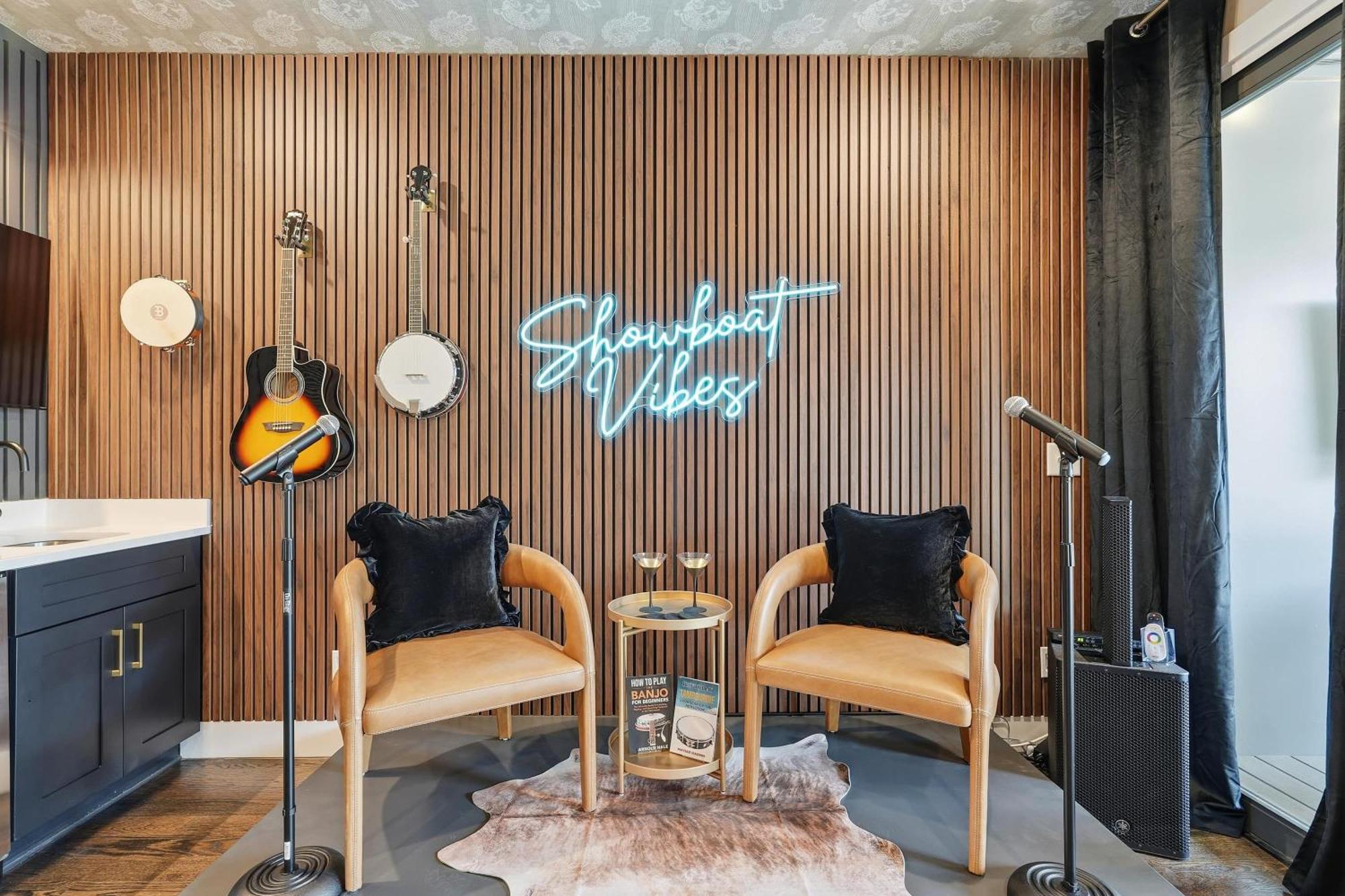 Showboat Vibes Murals Karaoke Stage Free Parking * Nashville