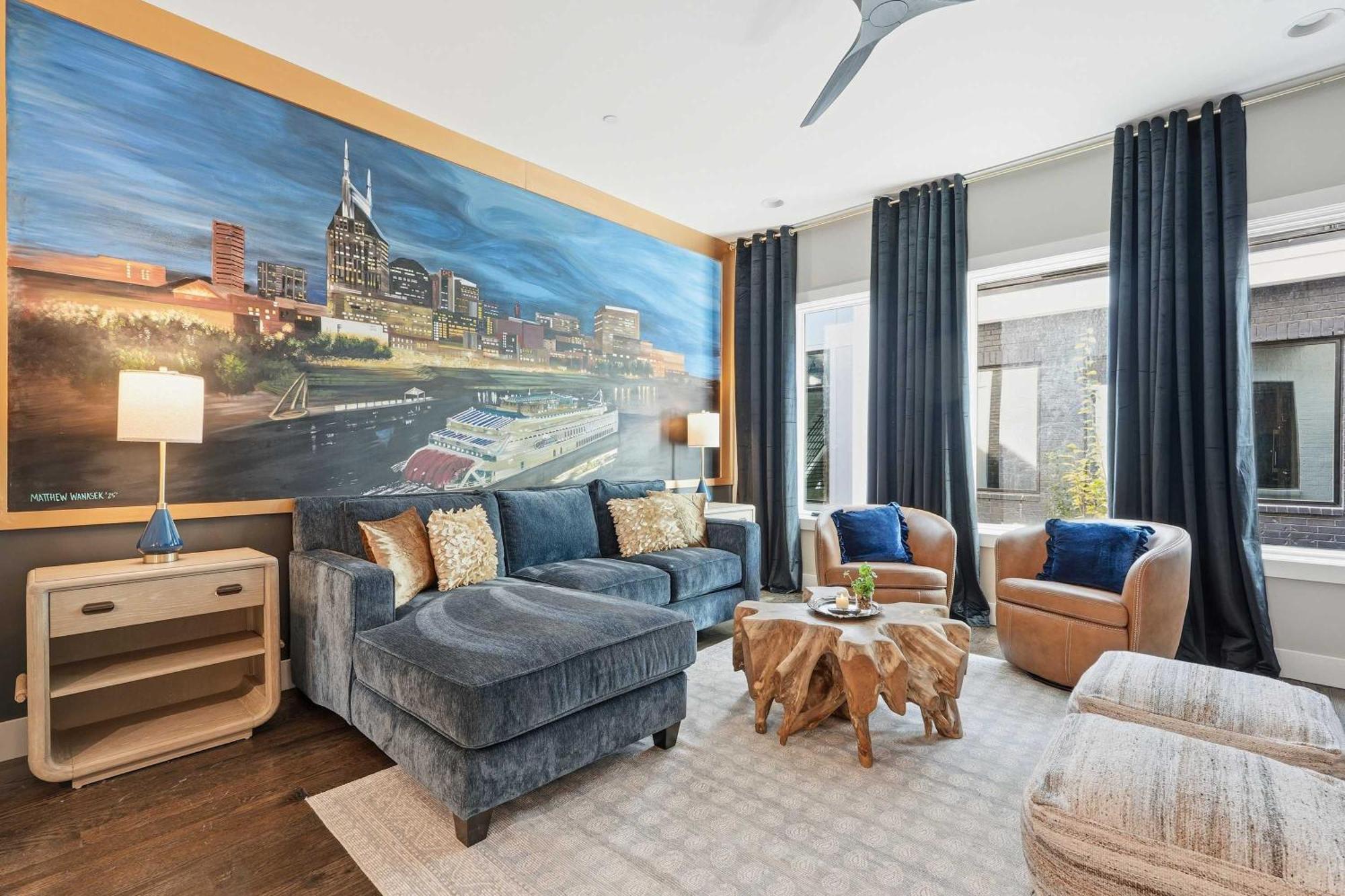 Showboat Vibes Murals Karaoke Stage Free Parking * Nashville