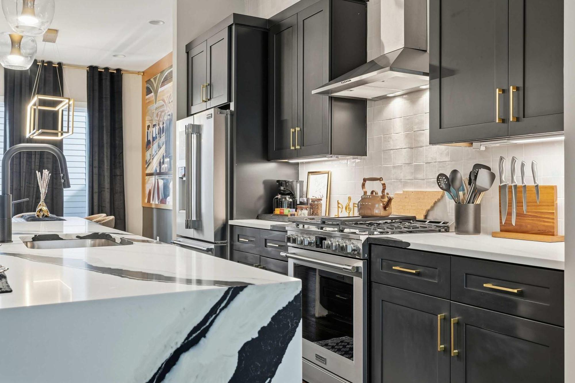 Showboat Vibes Murals Karaoke Stage Free Parking * Nashville